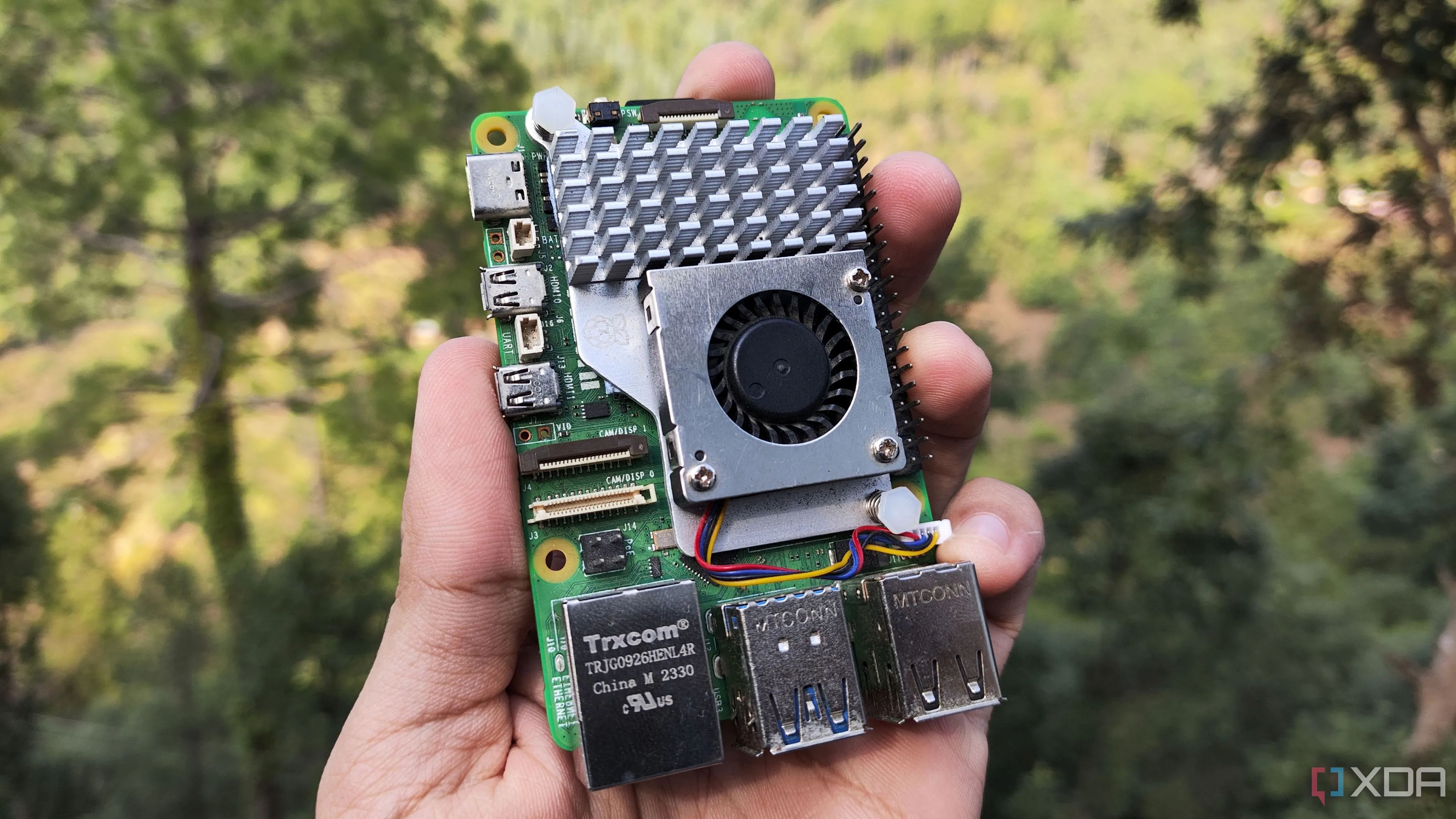 Một người cầm máy tính Raspberry Pi 5