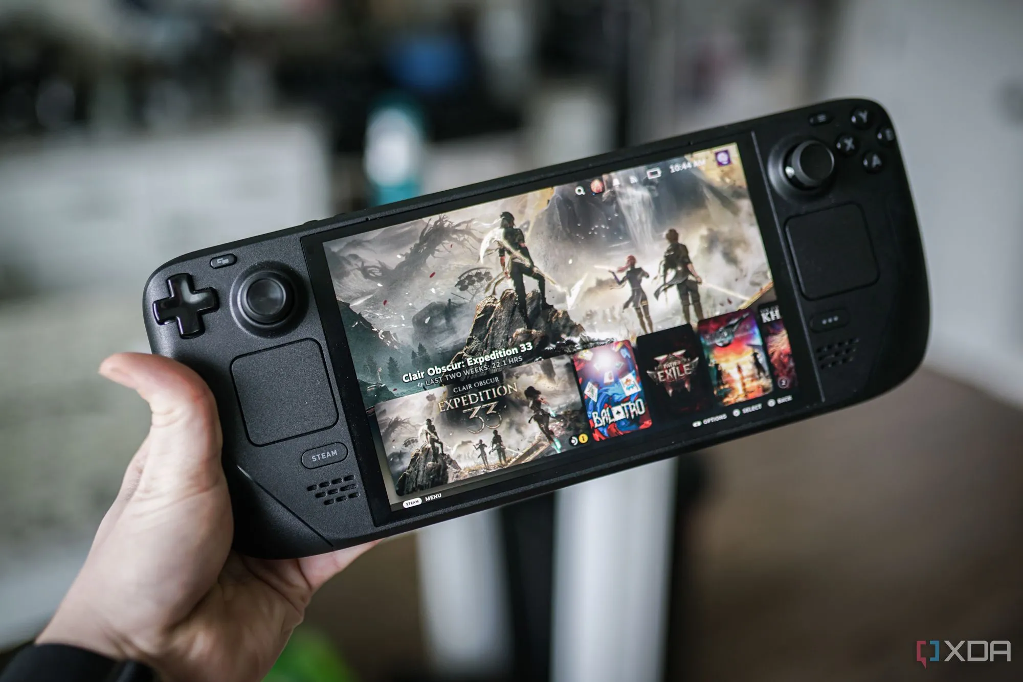 Một người đang cầm thiết bị Steam Deck hiển thị giao diện Linux, minh họa cho hệ sinh thái game Steam.