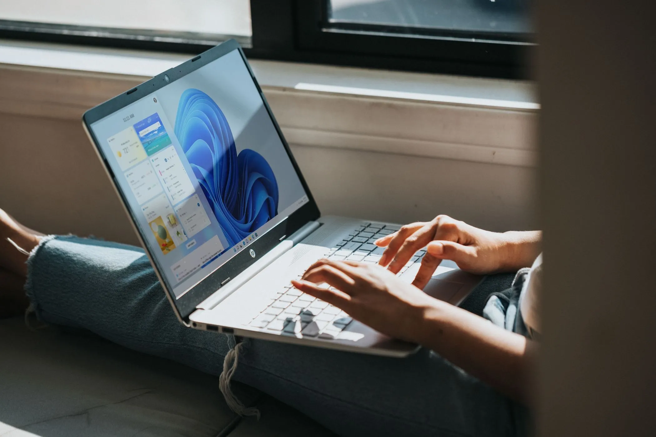 Một người đang sử dụng laptop chạy Windows, biểu trưng cho các vấn đề kết nối mạng thường gặp và nhu cầu khắc phục.