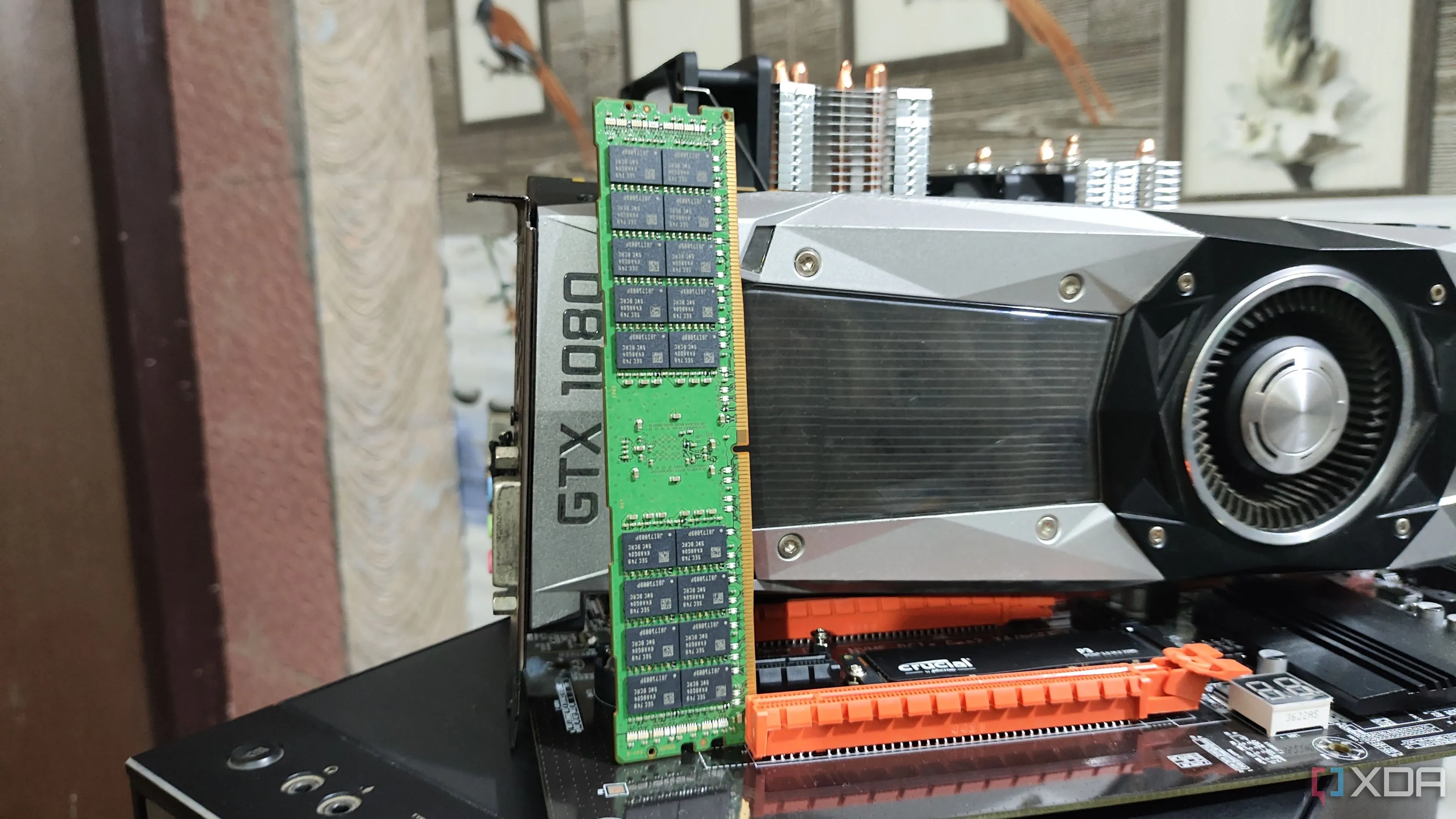 Một thanh RAM DDR4 32GB ECC đặt cạnh card đồ họa GTX 1080, thể hiện loại bộ nhớ chuyên dụng cho server.