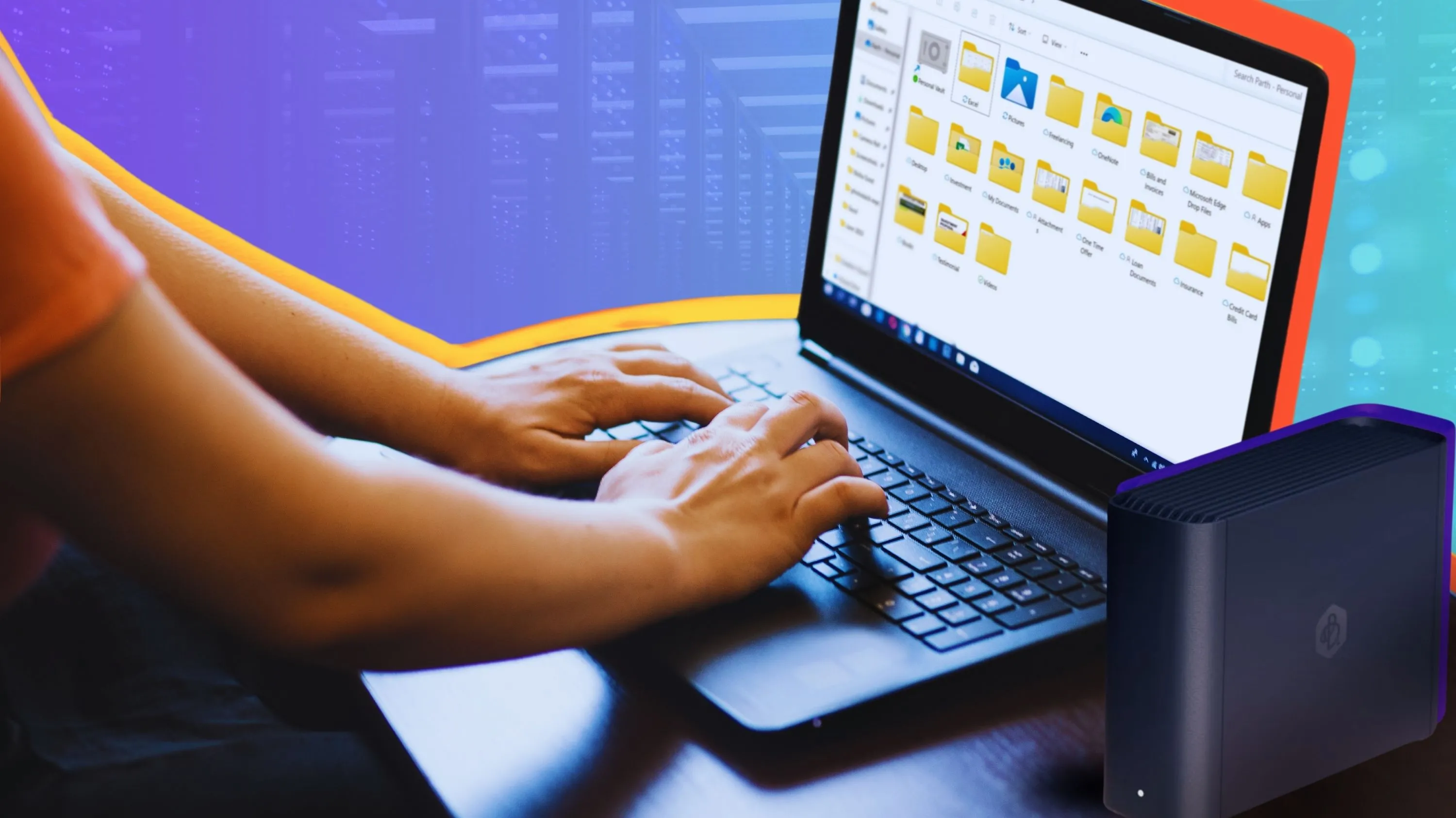 Người dùng sử dụng laptop Windows với File Explorer đang mở, nơi xuất hiện quảng cáo.