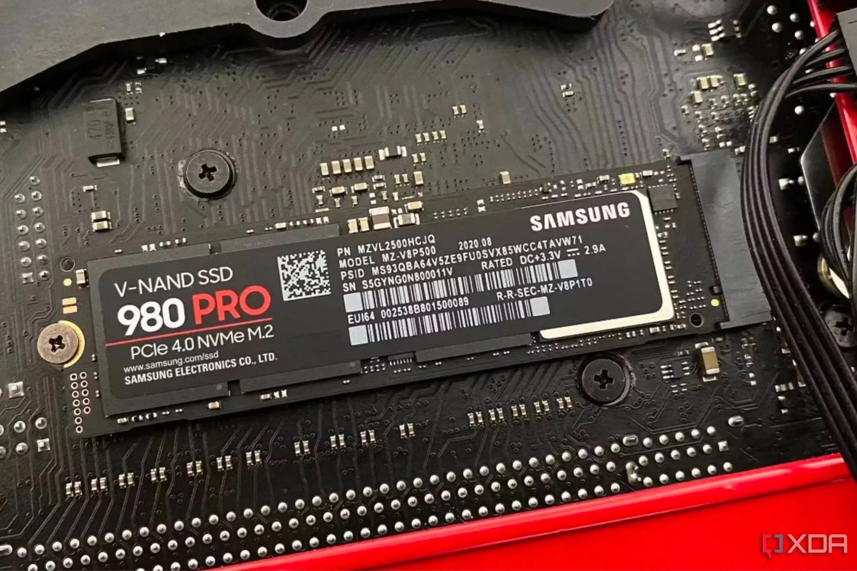 Ổ cứng Samsung 980 Pro SSD M.2 NVMe gắn trên bo mạch chủ, minh họa vị trí tản nhiệt quan trọng