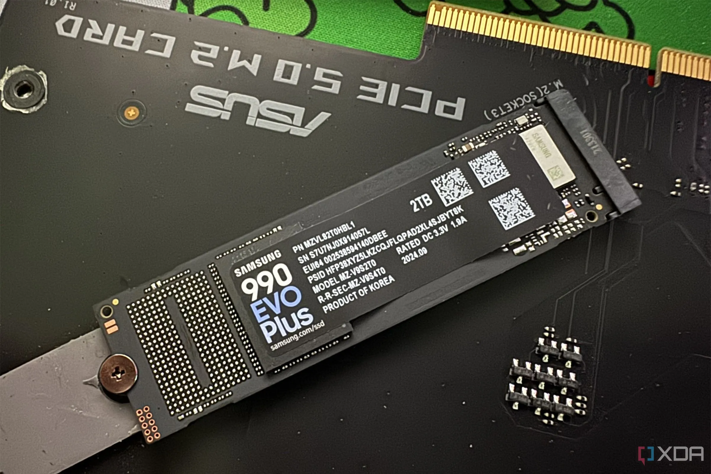 Ổ cứng Samsung 990 EVO Plus SSD gắn trên card adapter, tượng trưng cho chi phí nâng cấp SSD cao