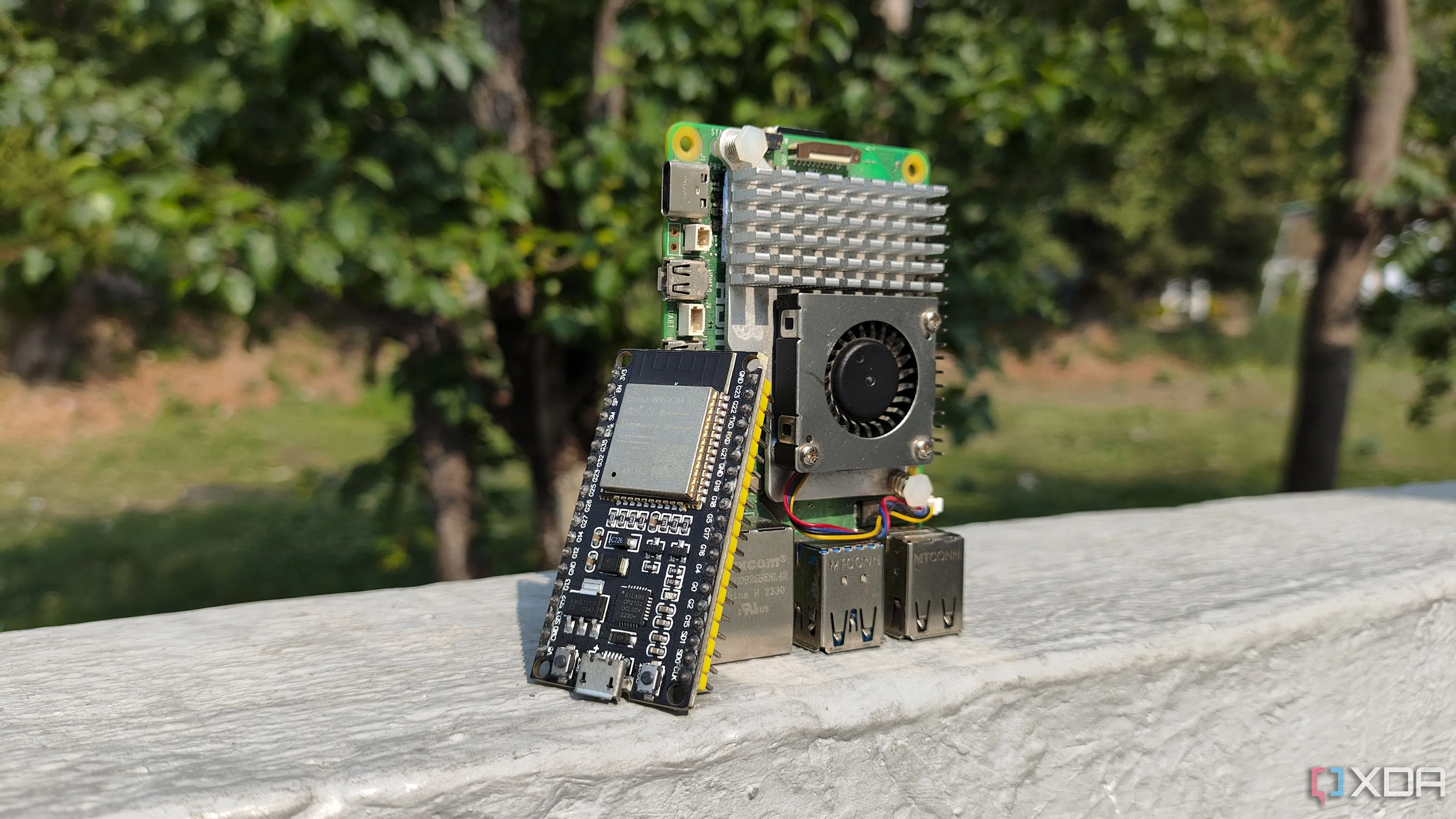Raspberry Pi và ESP32 đặt cạnh nhau trên mặt bàn gỗ