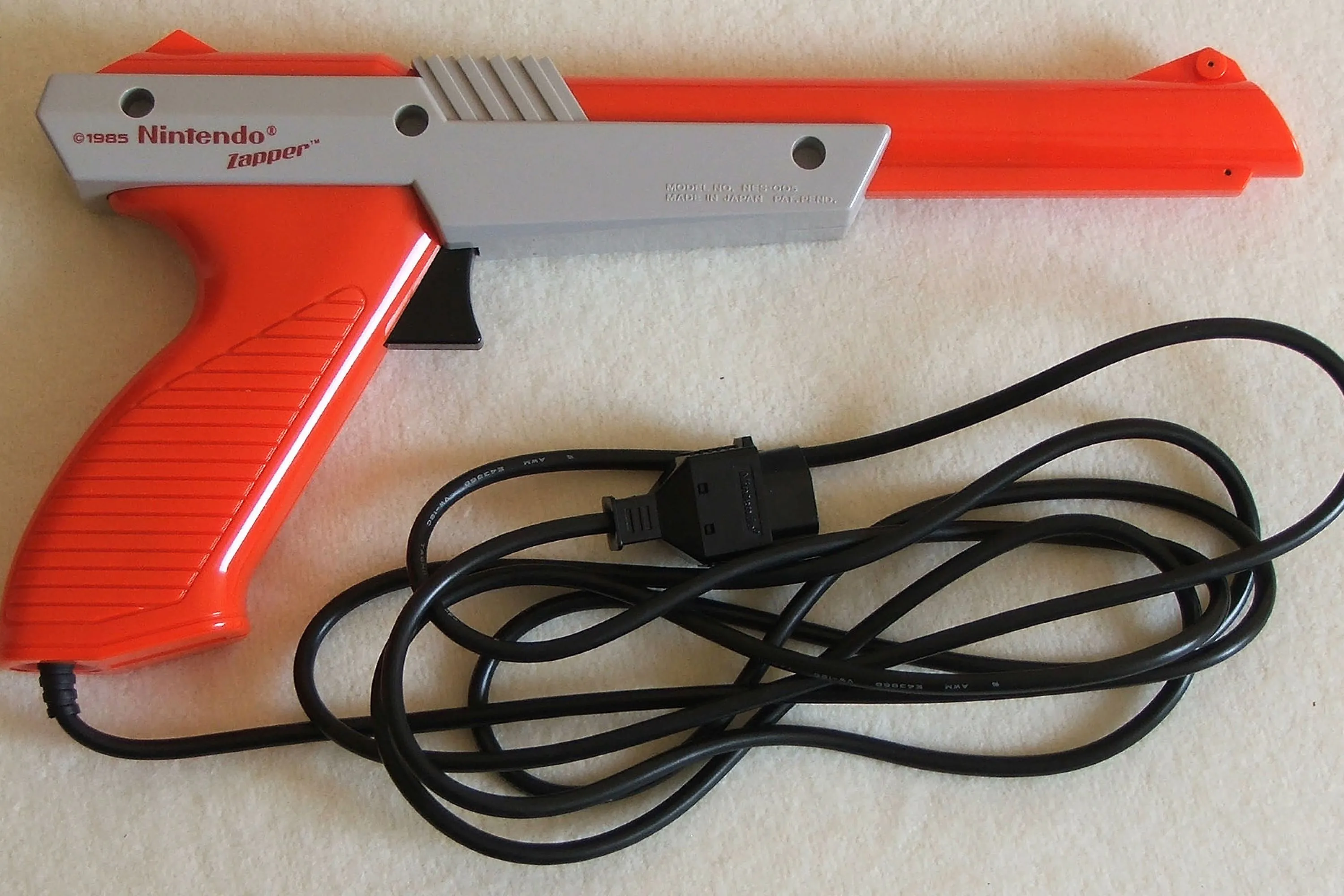 Súng NES Zapper huyền thoại, biểu tượng của dòng game bắn súng trên hệ máy NES.