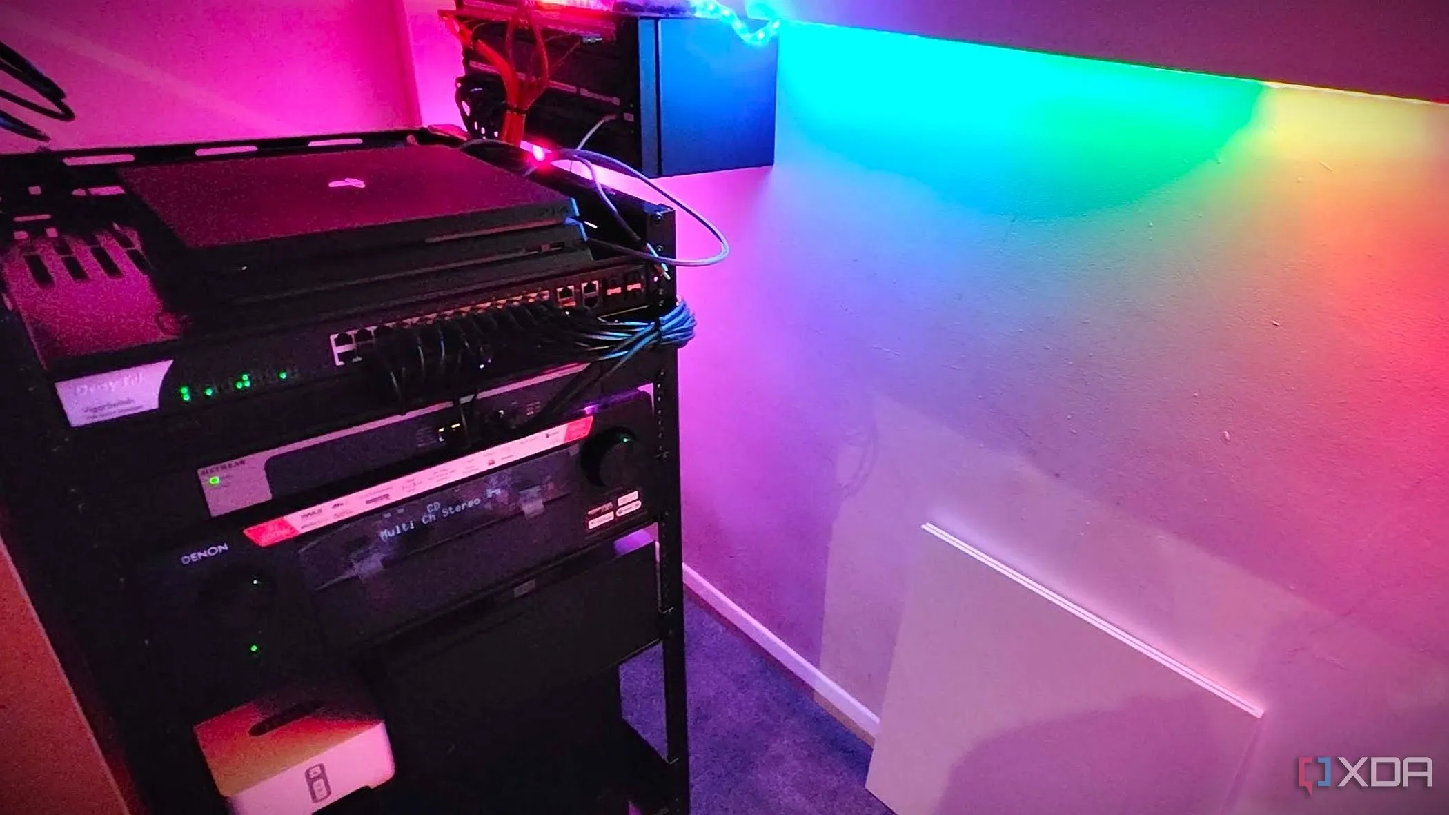Thiết bị mạng trong tủ rack với đèn RGB và kết nối 10GbE, biểu tượng cho hạ tầng mạng gia đình hiện đại và mạnh mẽ.