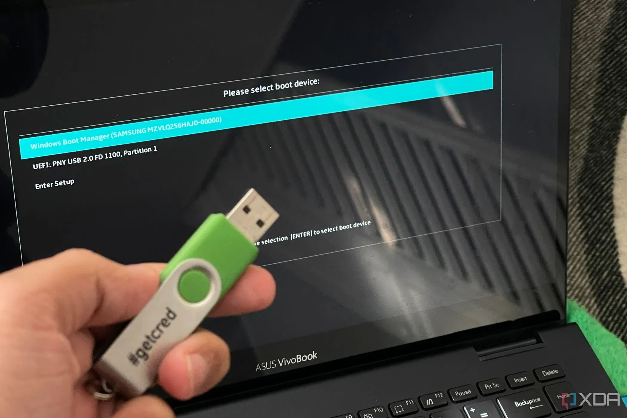 Thiết bị USB chứa bản phân phối Linux, minh họa chức năng Live USB tiện lợi