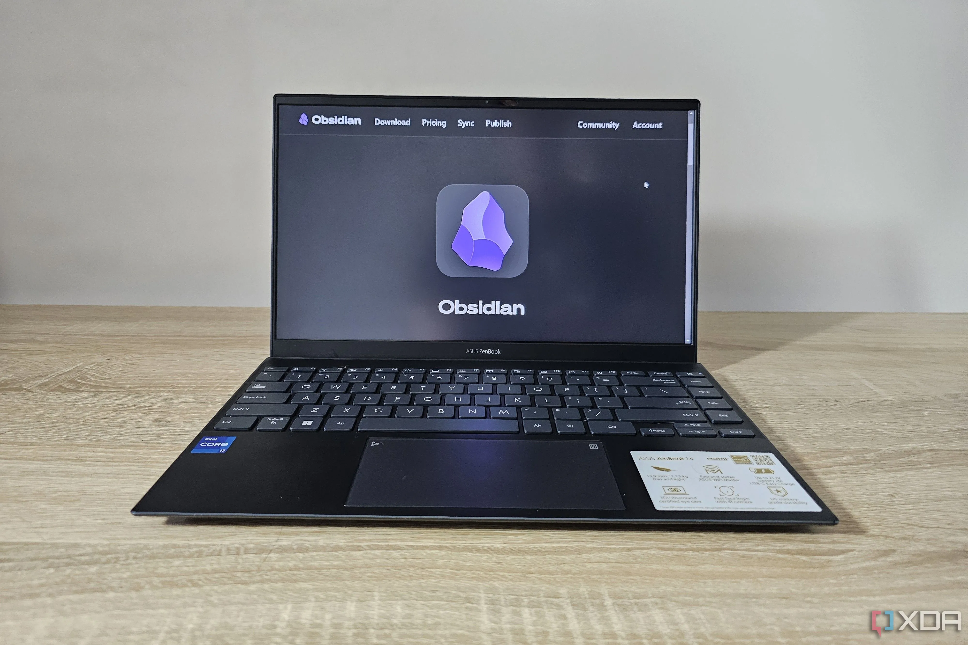 Trang web chính thức của Obsidian hiển thị trên màn hình laptop, giới thiệu các tính năng và hướng dẫn sử dụng