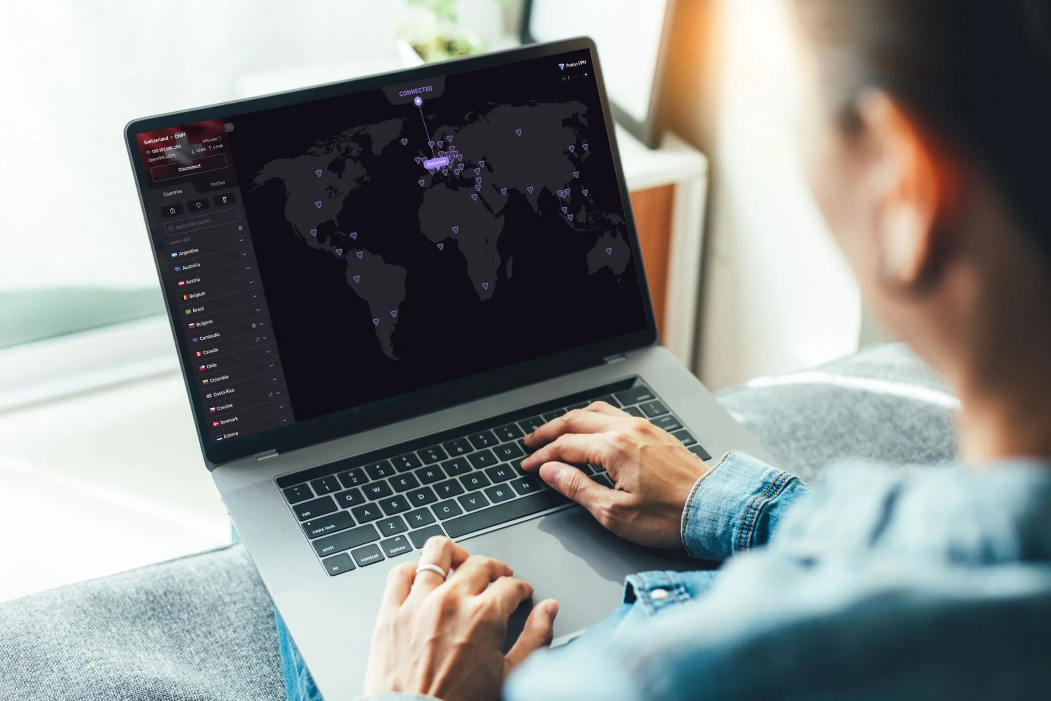 Ứng dụng ProtonVPN đang chạy trên máy tính xách tay Windows, thể hiện việc truy cập mạng từ xa an toàn qua VPN và Port Forwarding.