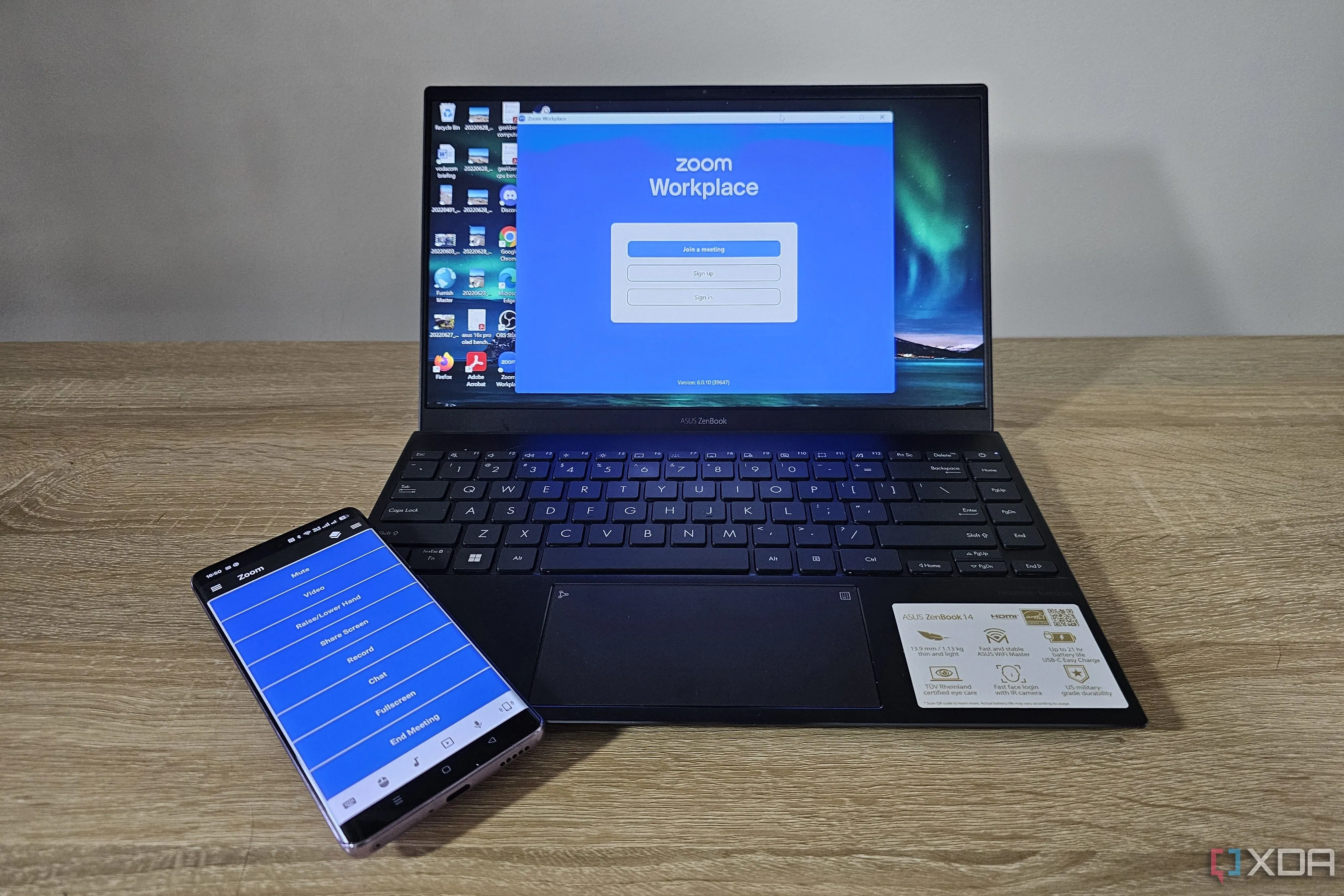 Ứng dụng Unified Remote trên smartphone và laptop hiển thị cuộc họp Zoom