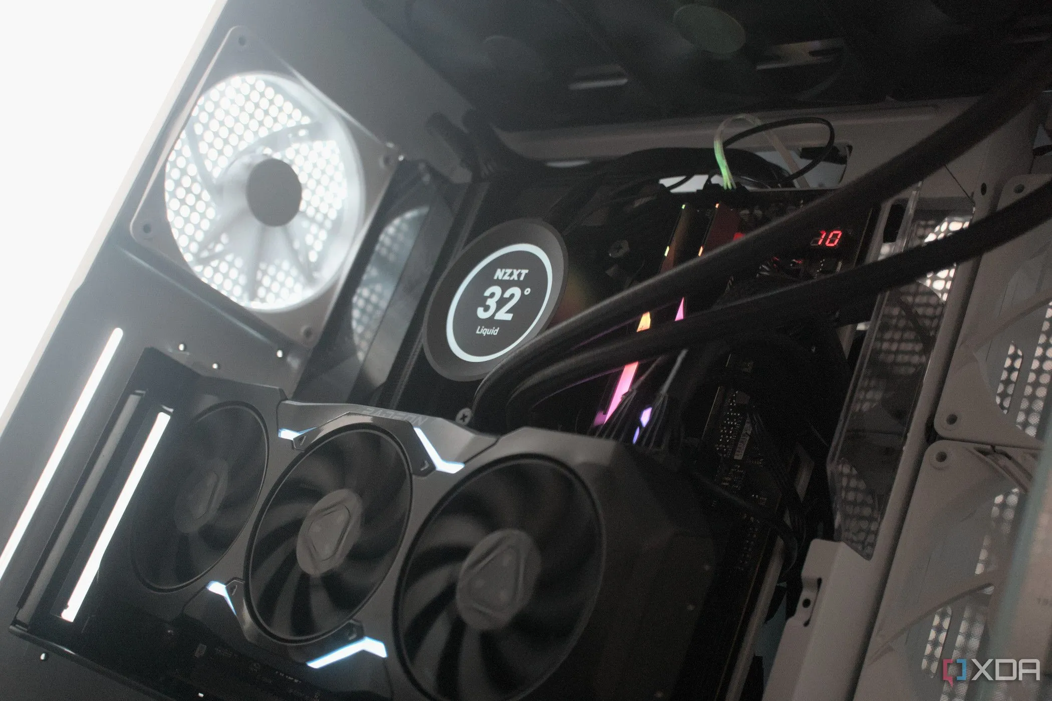 Vỏ case máy tính NZXT H9 Flow được sử dụng trong một bản dựng PC tự ráp
