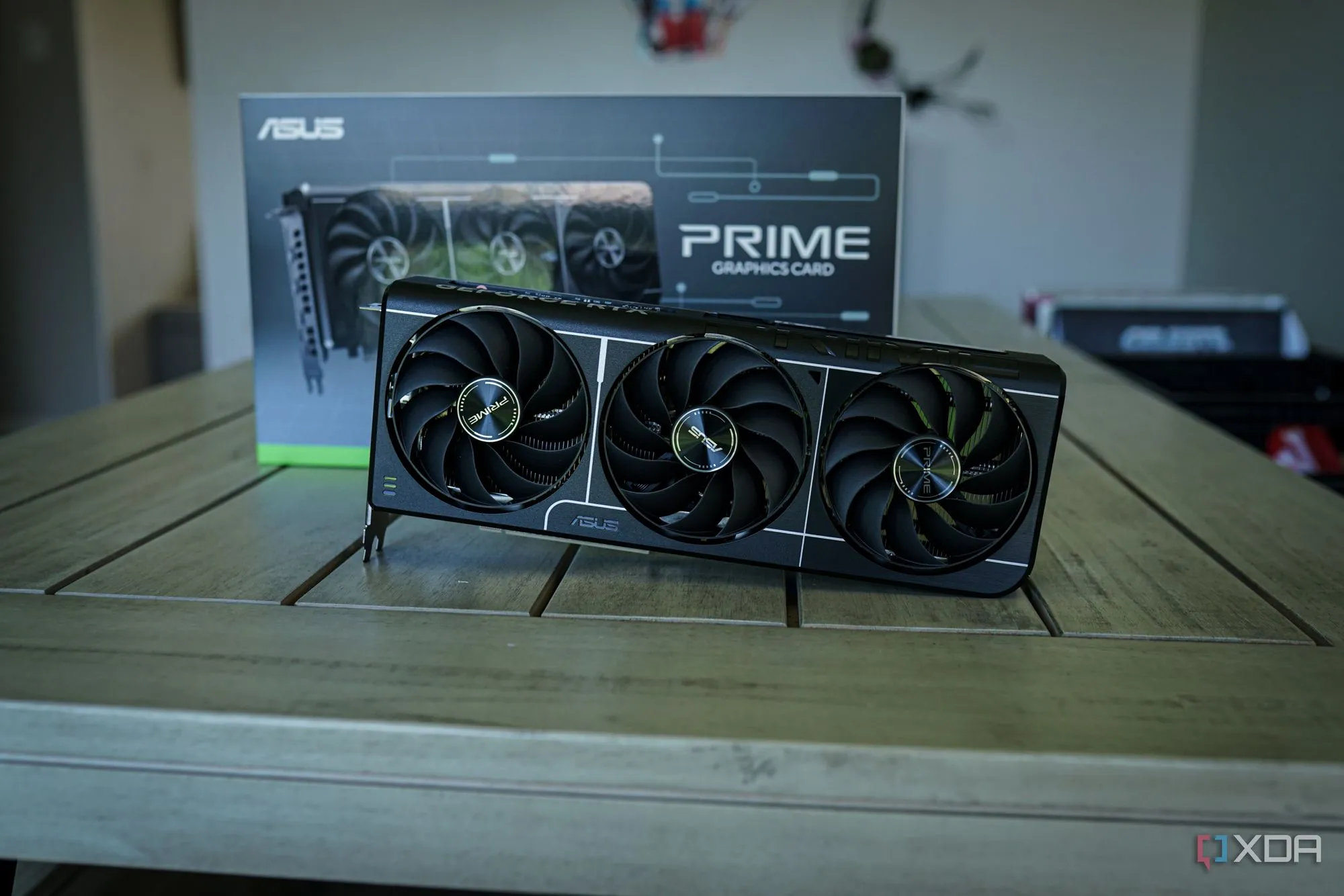 Ảnh cận cảnh card đồ họa Nvidia RTX 5060 Ti 16GB, đang được so sánh hiệu năng và giá