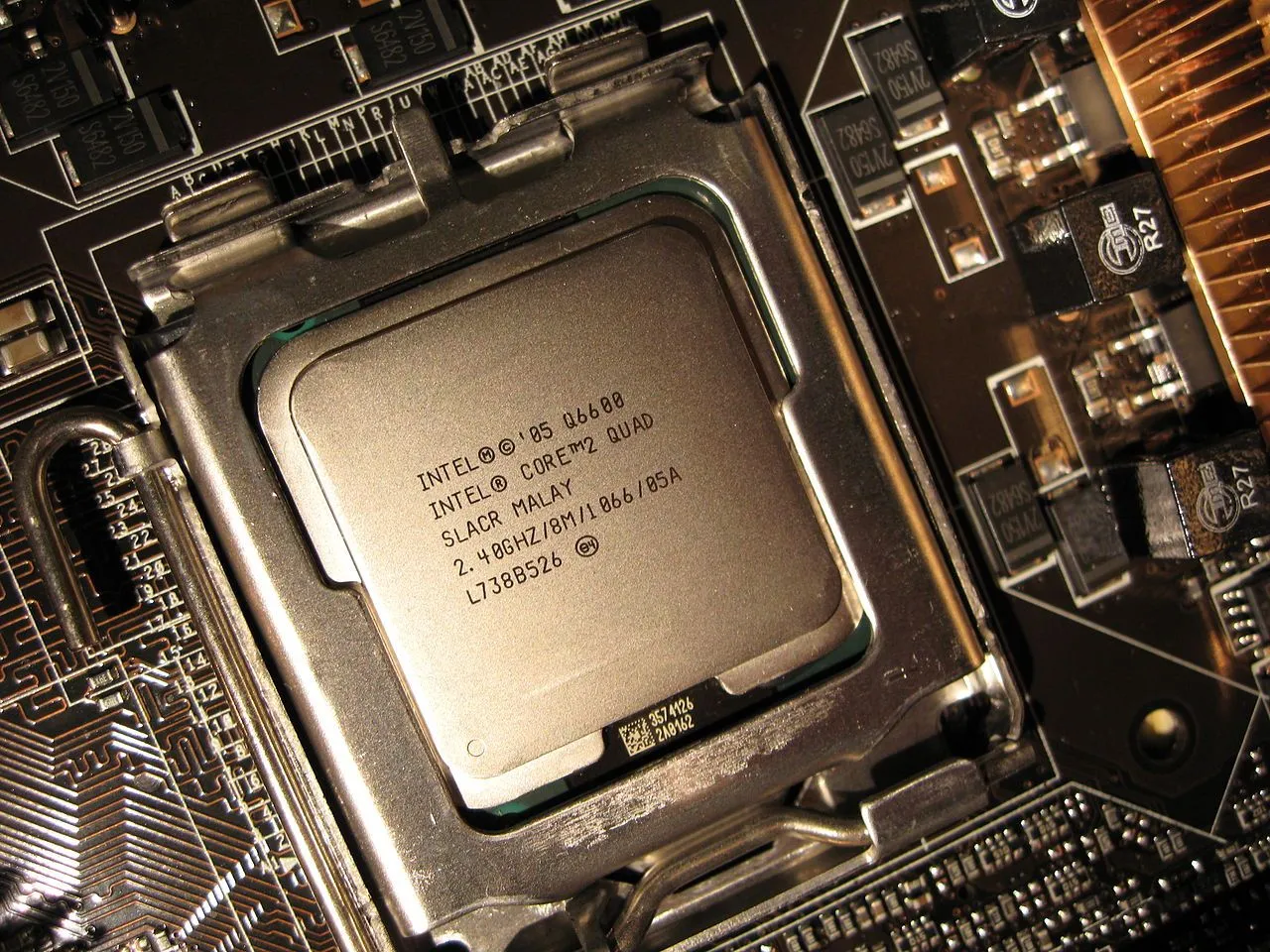 Ảnh cận cảnh chip xử lý Intel Core 2 Quad Q6600, biểu tượng của kỷ nguyên CPU 4 nhân đầu tiên