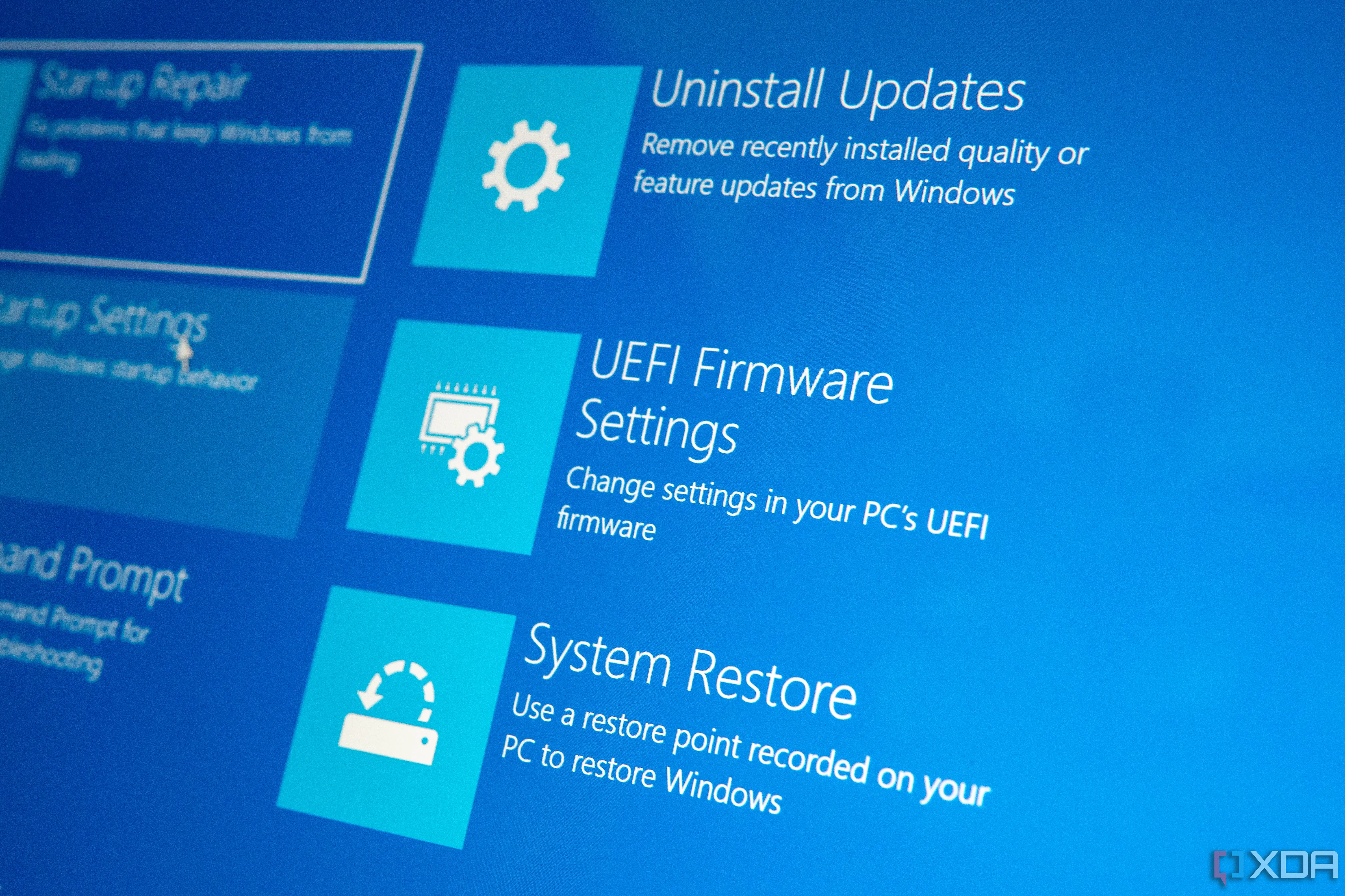 Ảnh cận cảnh môi trường Windows Recovery Environment tập trung vào tùy chọn Cài đặt Firmware UEFI