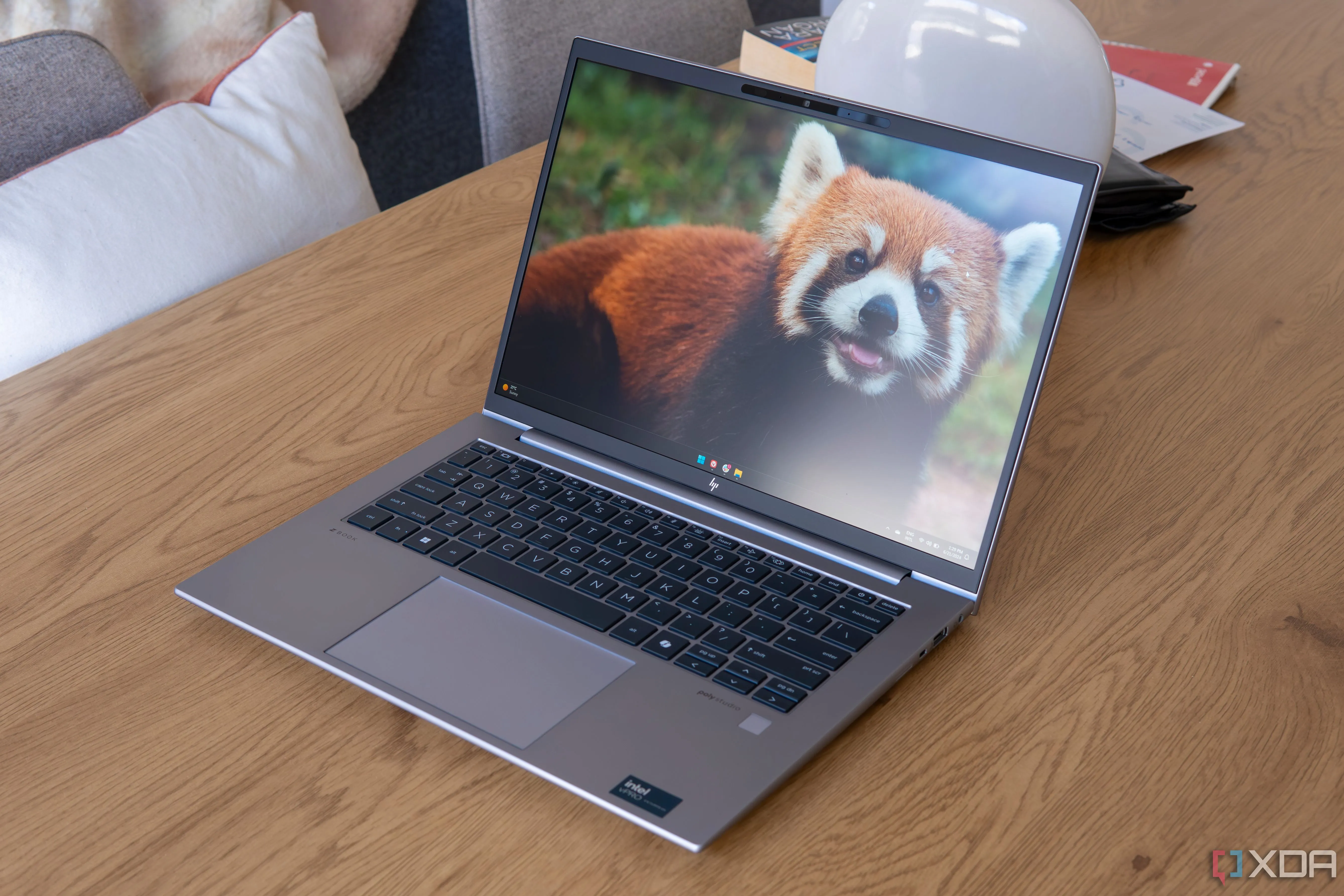 Ảnh chụp góc của HP ZBook Firefly 14 G11 hiển thị màn hình desktop Windows 11