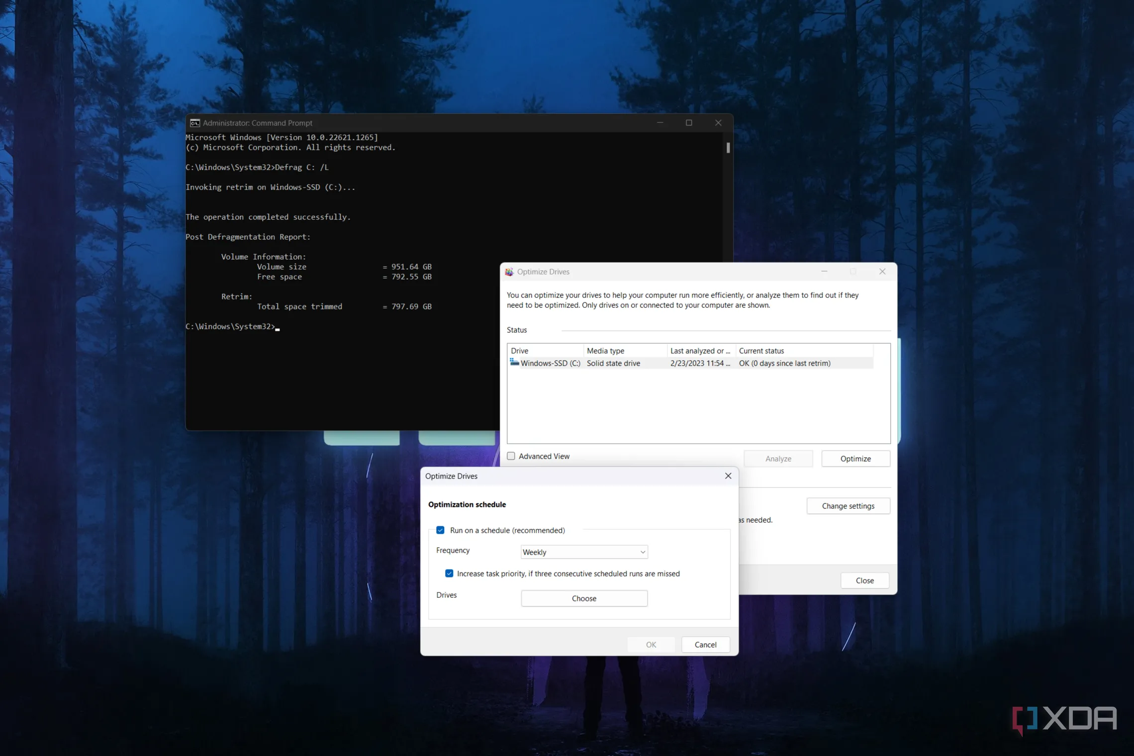Ảnh chụp màn hình công cụ tối ưu hóa ổ đĩa và cửa sổ Command Prompt đang chạy lệnh chống phân mảnh trên Windows 11