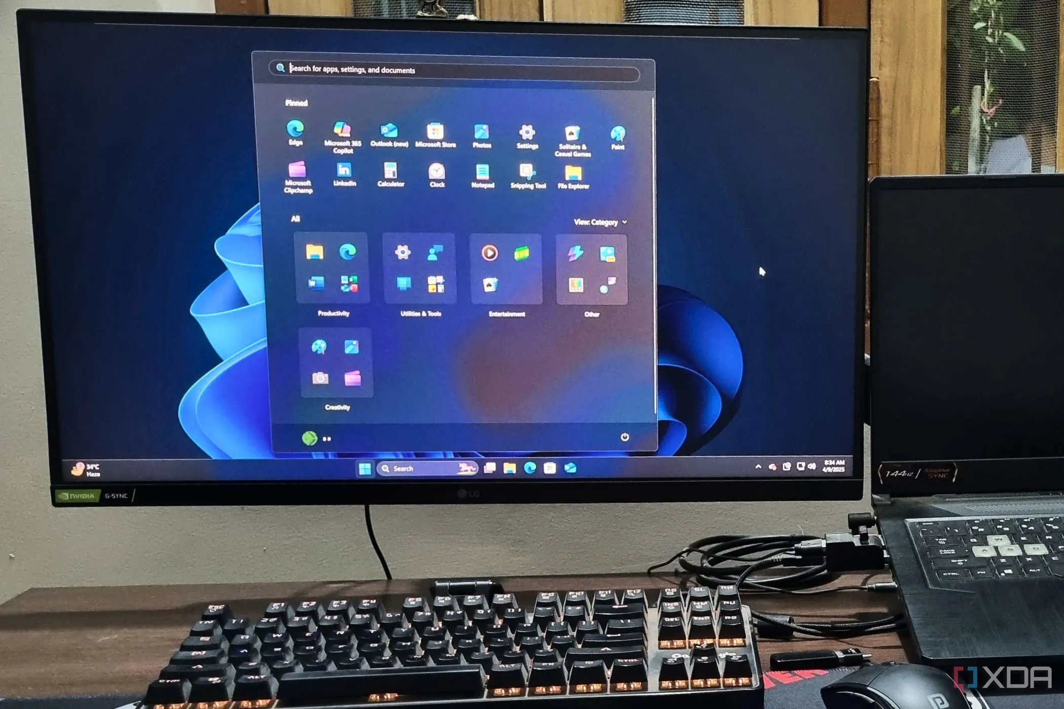 Ảnh chụp màn hình desktop và menu Start của Windows 11 với nhiều ứng dụng đã được cài đặt