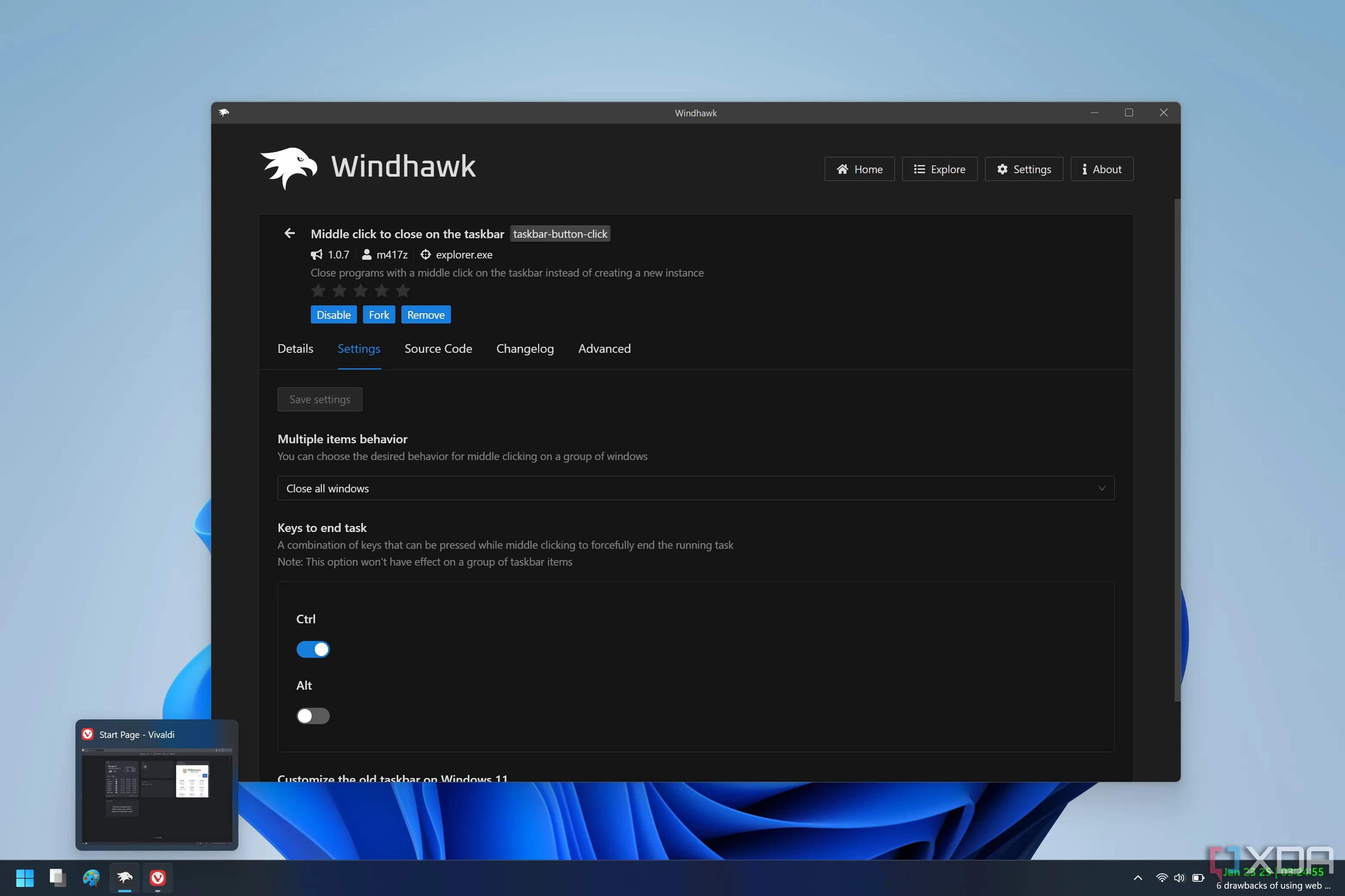 Ảnh chụp màn hình desktop Windows 11 hiển thị mod Windhawk cho phép đóng ứng dụng trên taskbar bằng nhấp chuột giữa