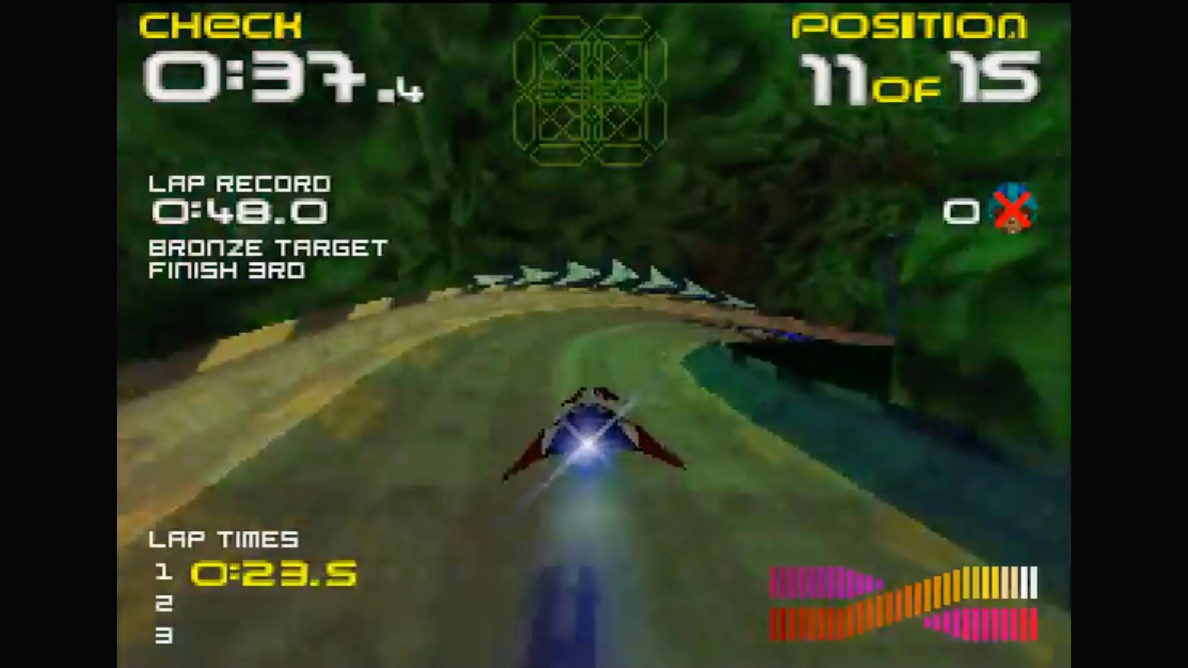 Ảnh chụp màn hình gameplay của game đua xe Wipeout 64 trên Nintendo 64 với tàu lượn tương lai trên đường đua