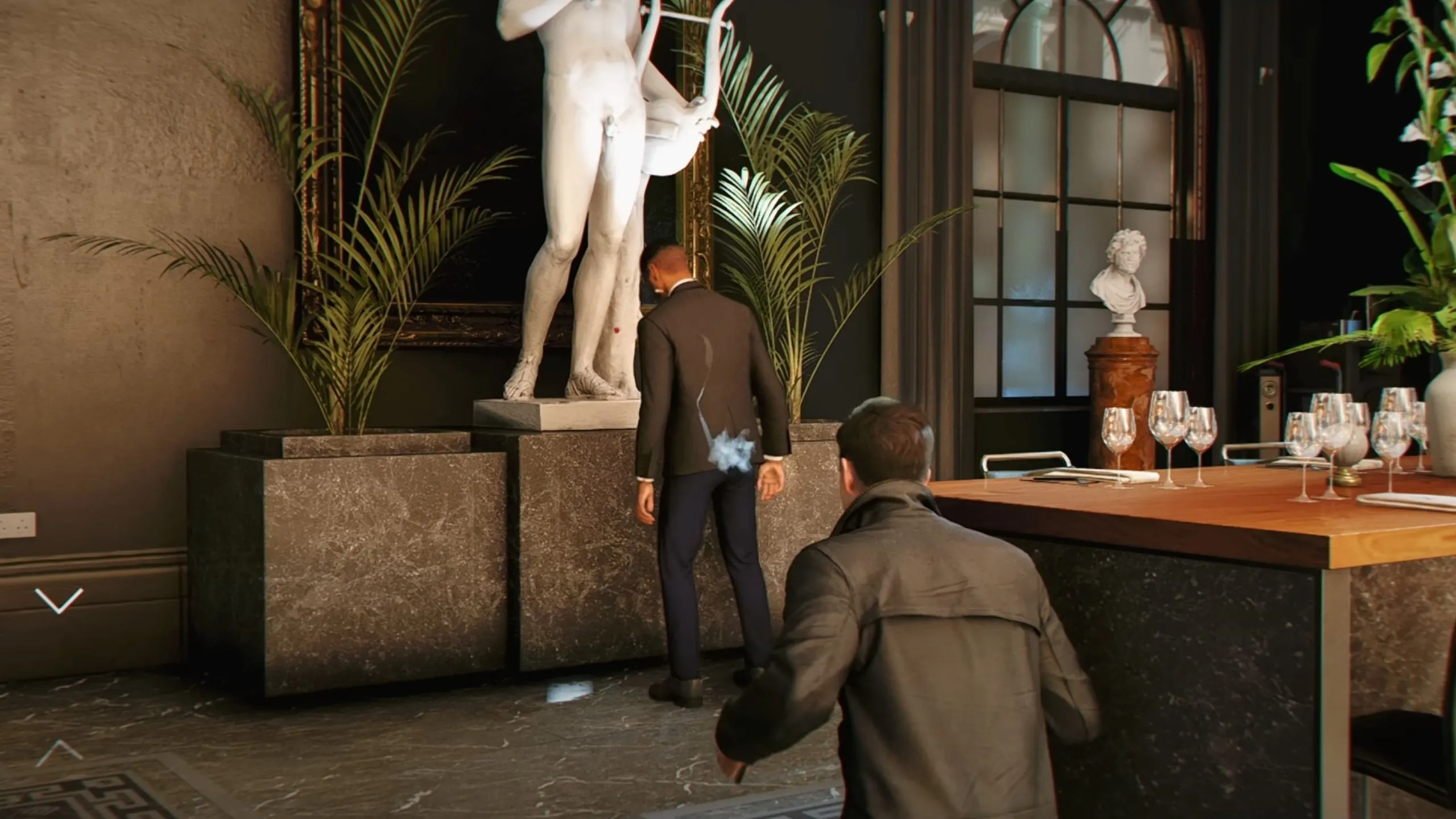 Ảnh chụp màn hình gameplay lén lút trong tựa game 007 First Light, thể hiện yếu tố đánh lạc hướng kẻ địch