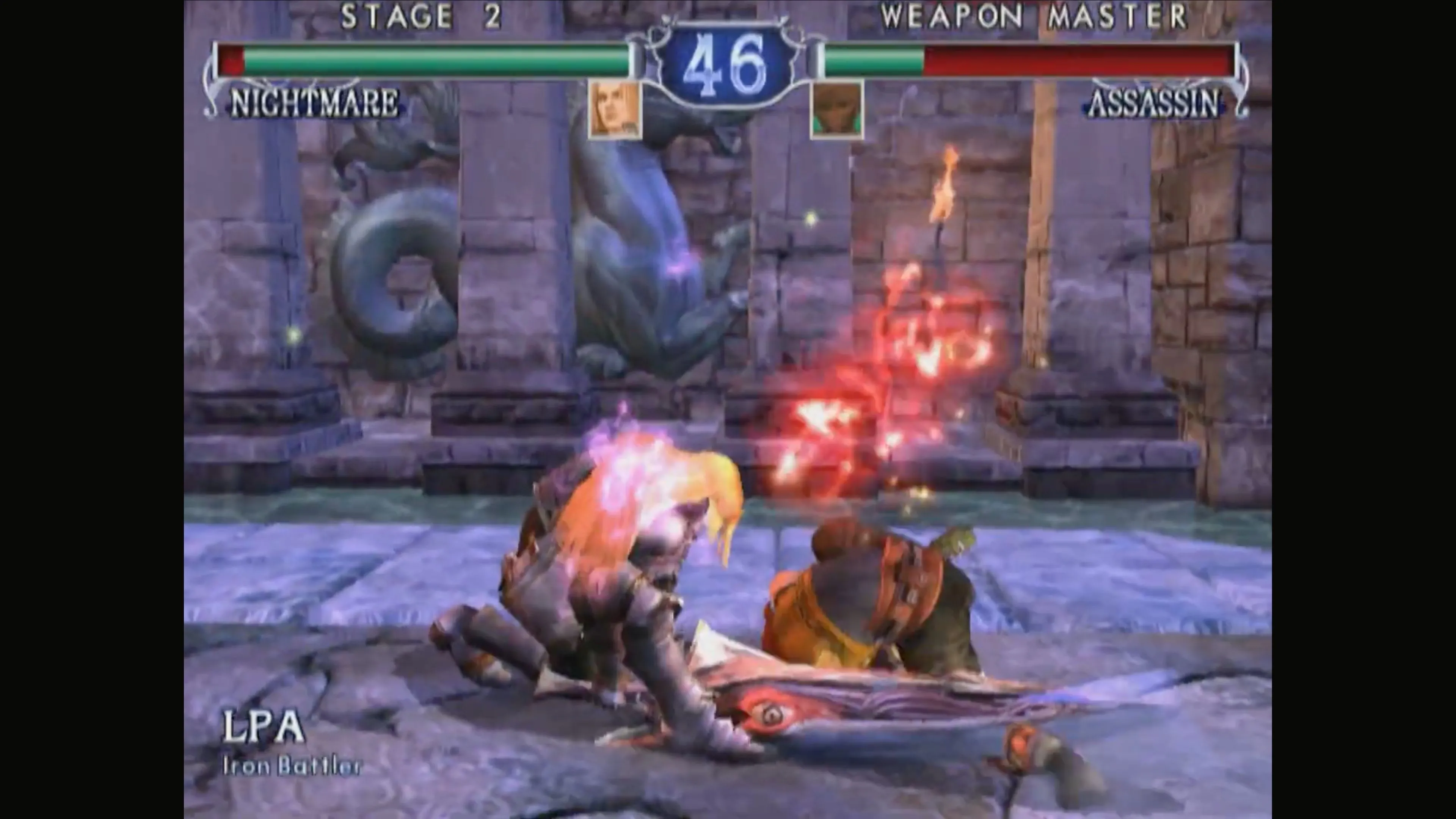 Ảnh chụp màn hình in-game SoulCalibur II, hai nhân vật đang thực hiện đòn tấn công trong một đấu trường chi tiết.