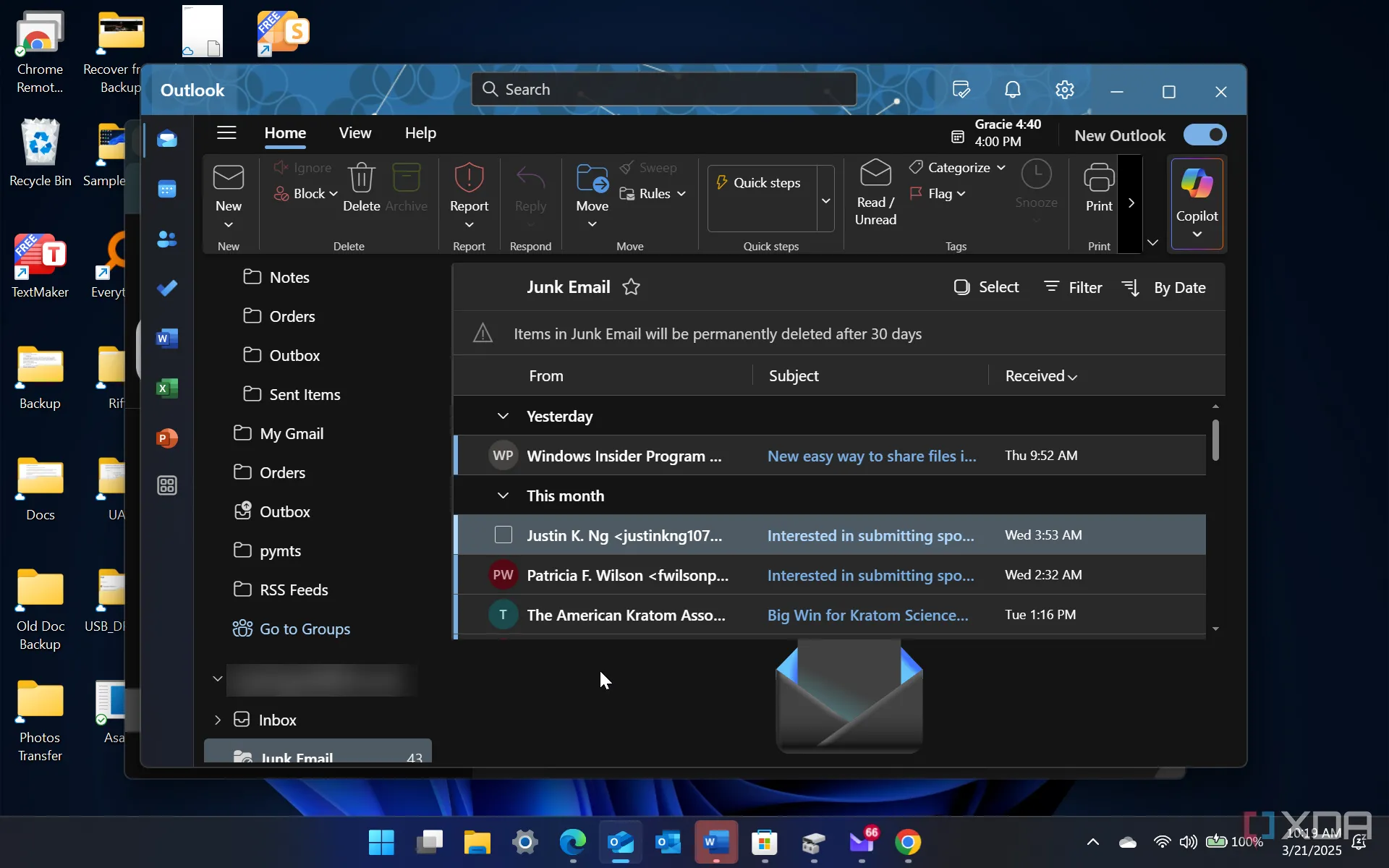 Ảnh chụp màn hình ứng dụng Outlook với nhiều thư rác trong hộp thư đến, minh họa thách thức lớn trong việc lọc spam khi tự host email.