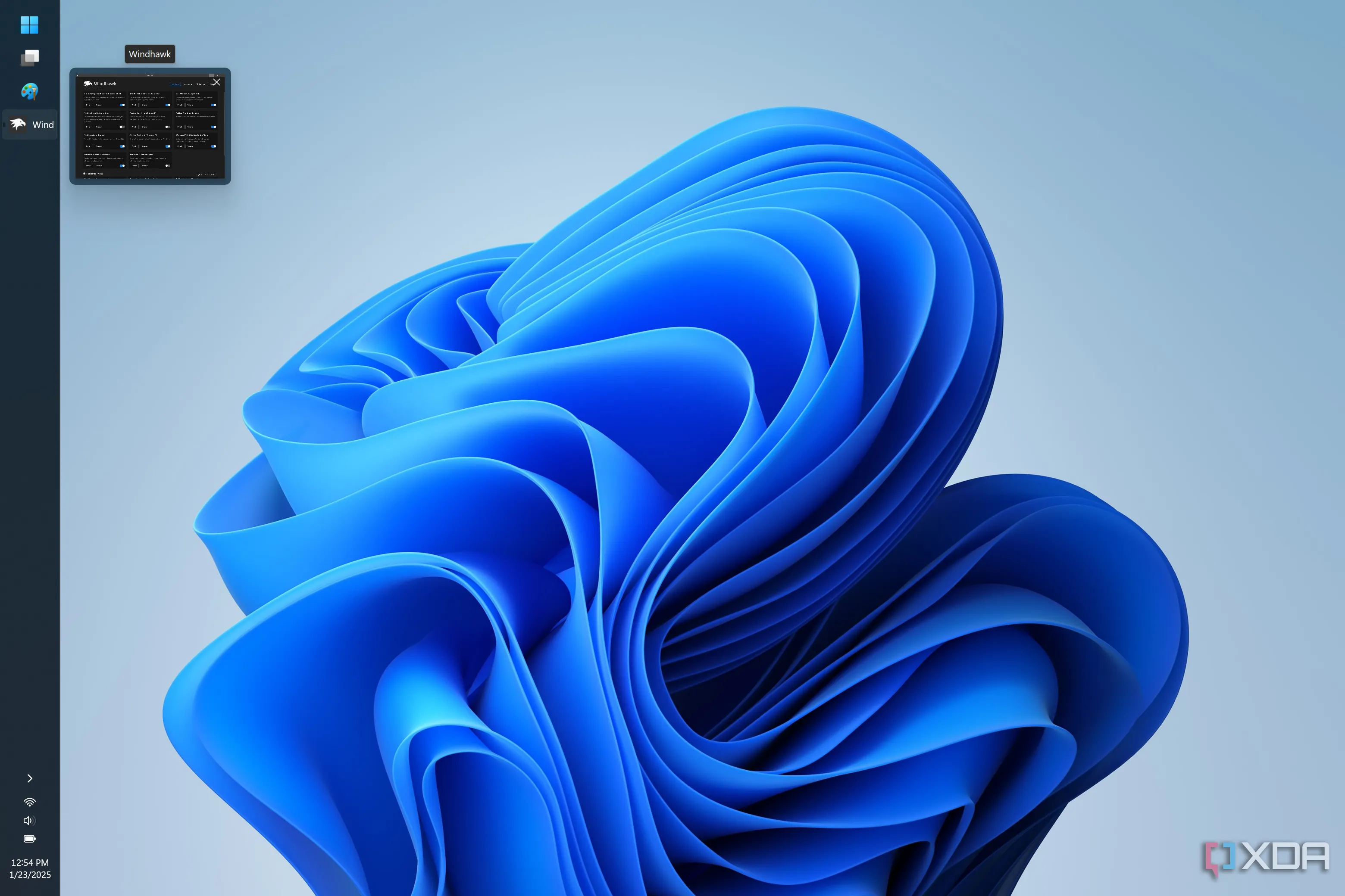 Ảnh chụp màn hình Windows 11 với thanh taskbar được đặt dọc nhờ mod Windhawk
