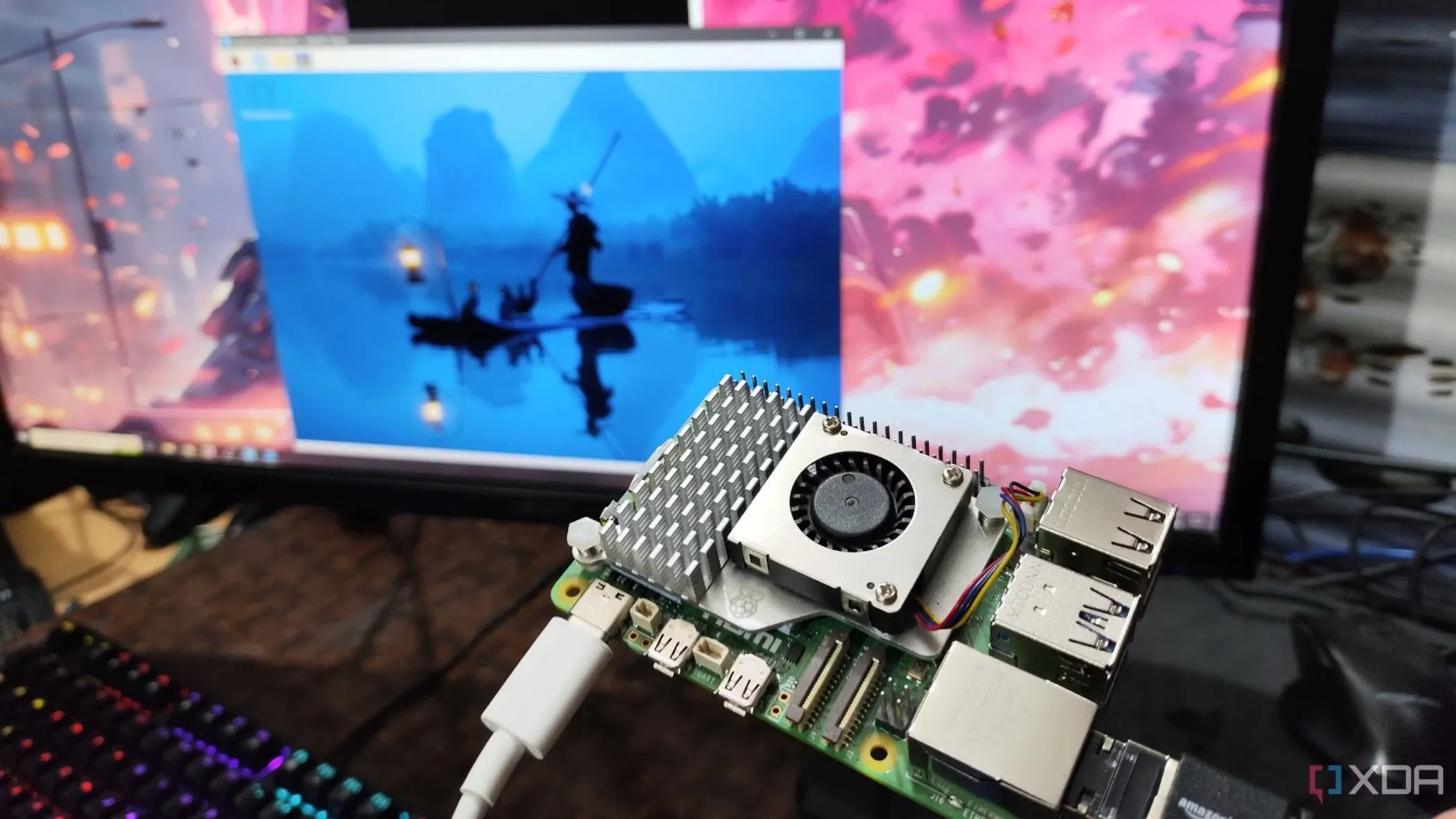 Ảnh một người đang cầm Raspberry Pi trước màn hình, mô tả cài đặt headless