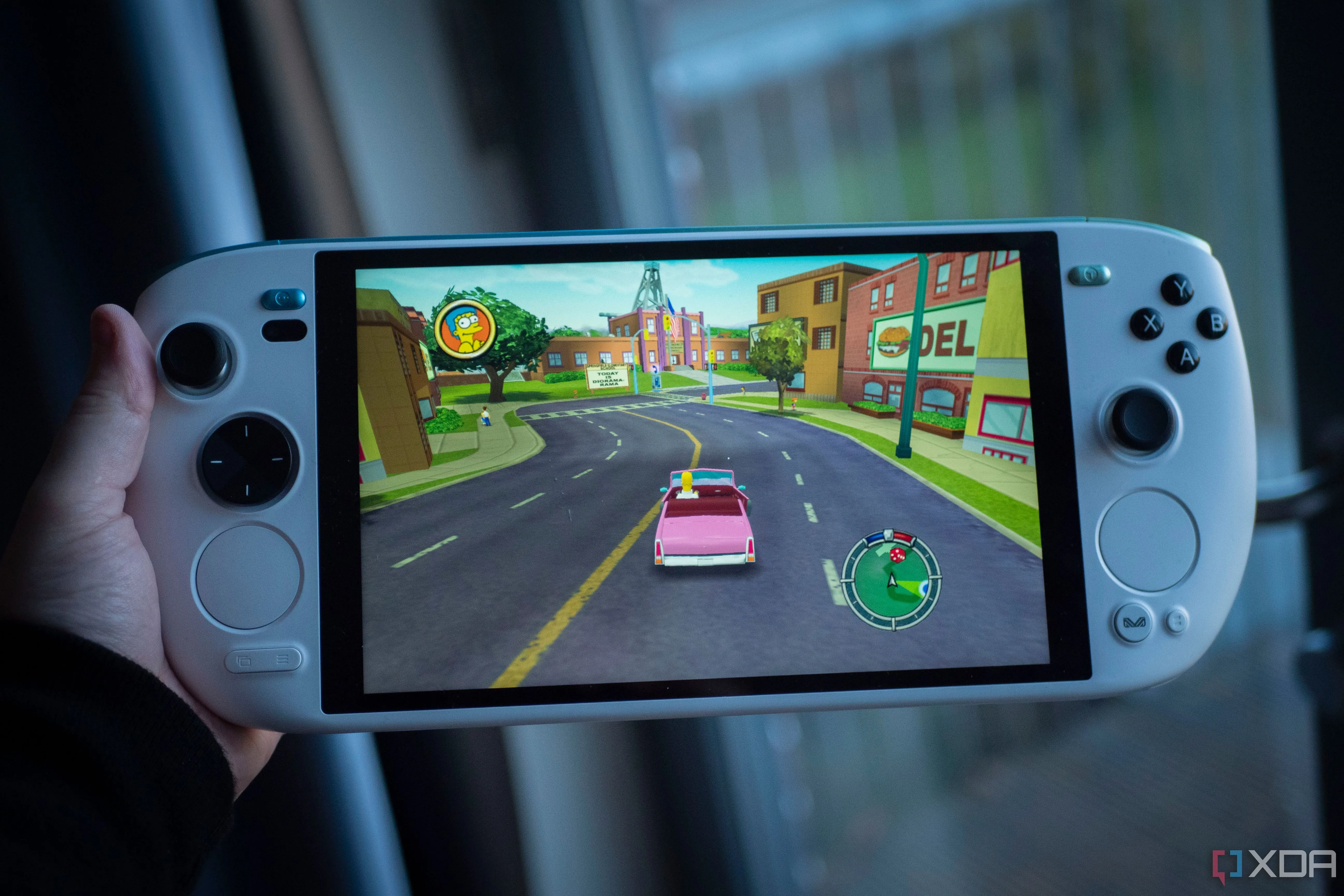 Ayaneo Kun chơi The Simpsons Hit &amp; Run trên thiết bị cầm tay