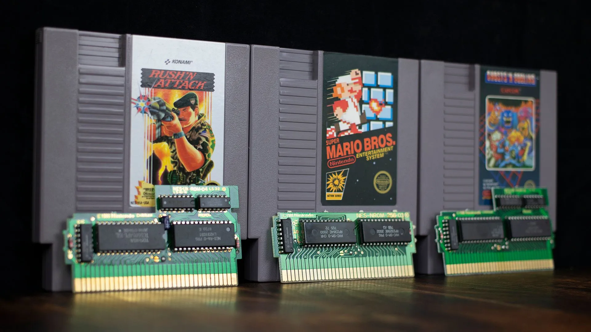 Ba băng game NES và bảng mạch PCB bên trong, minh họa cấu trúc độc đáo của các game console cổ điển.