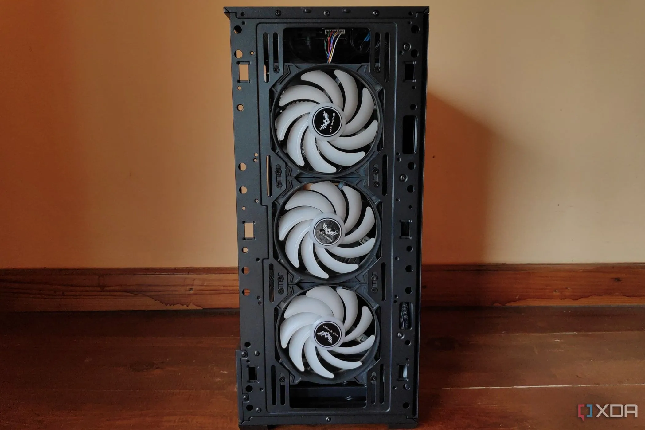 Ba quạt War Hammer Kratos bên trong thùng MSI Forge 110R, minh họa việc chạy quạt hết công suất có thể không mang lại hiệu quả tản nhiệt tối ưu.