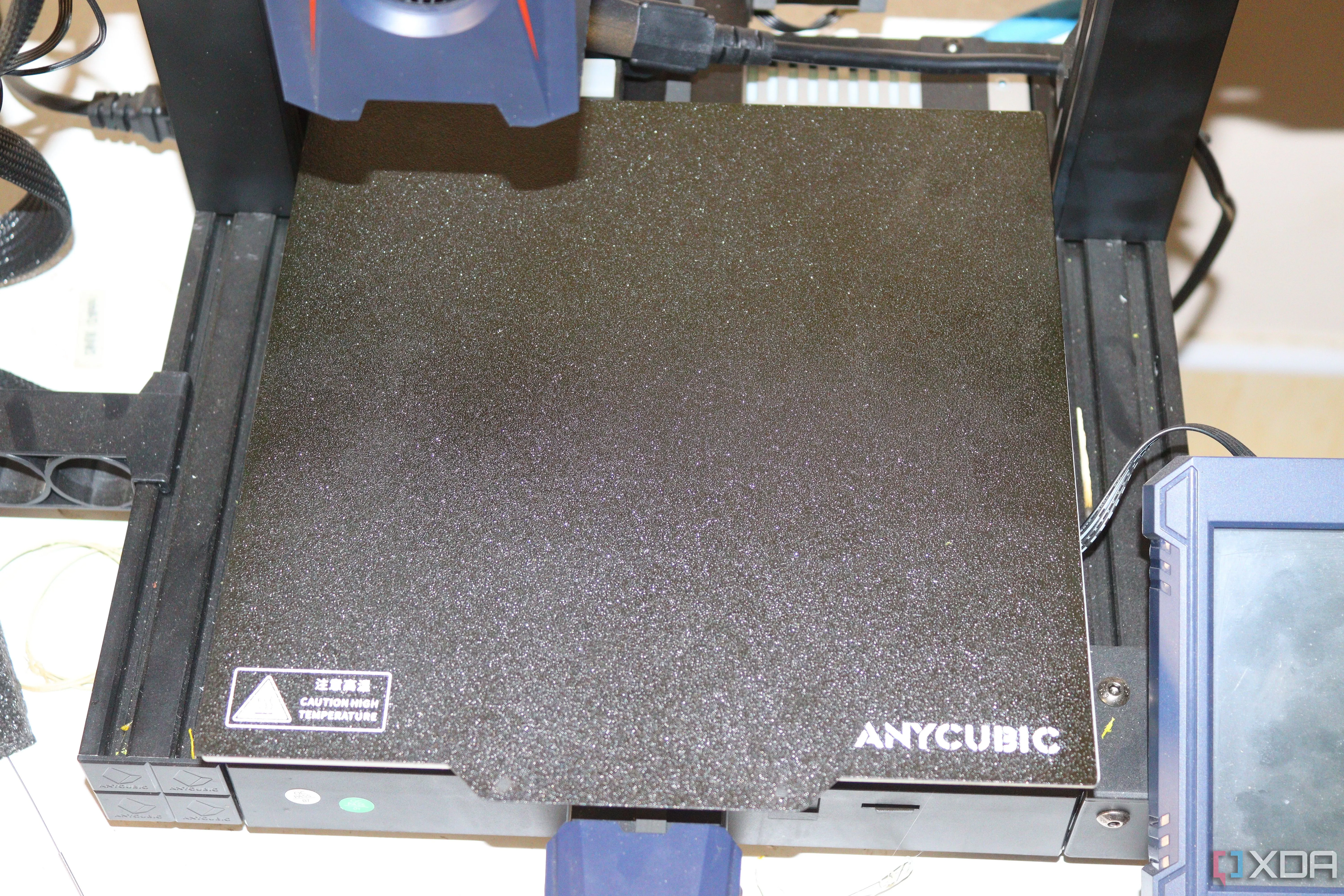 bàn in của máy in 3D Anycubic đang được cân bằng, minh họa quy trình hiệu chuẩn bàn in