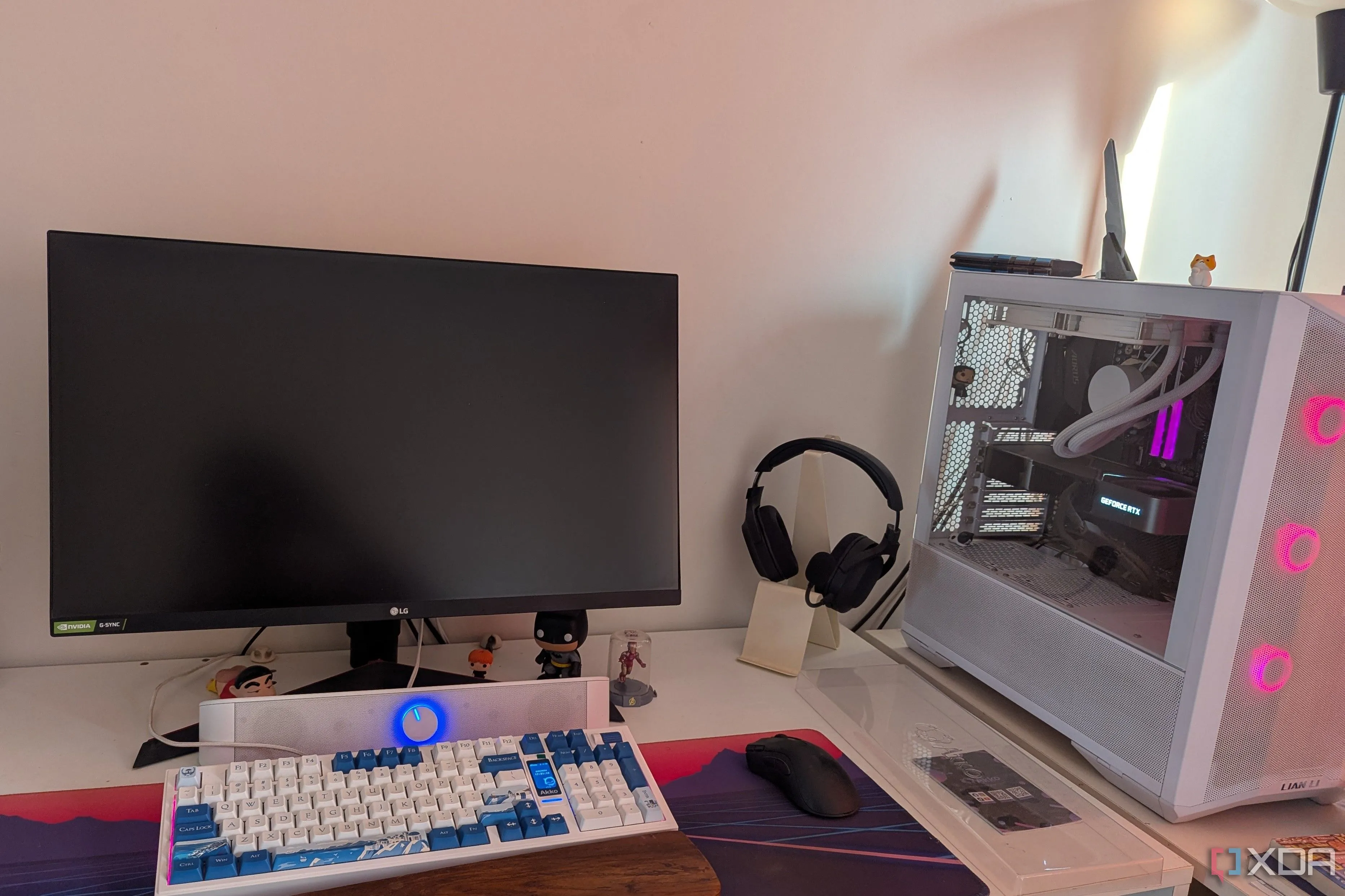 Bàn làm việc gaming với màn hình PC tối màu, tạo không gian tập trung và chuyên nghiệp.