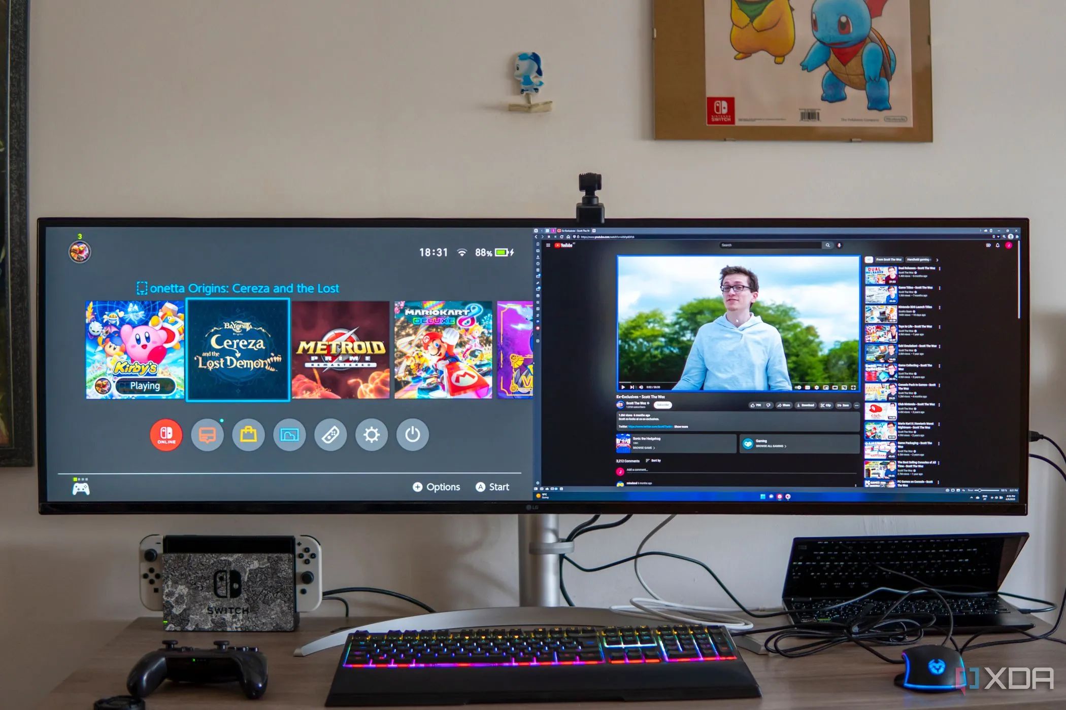 Bàn làm việc với màn hình LG UltraWide 49W95C kết nối với laptop và Nintendo Switch, hiển thị đồng thời nhiều nguồn phát.