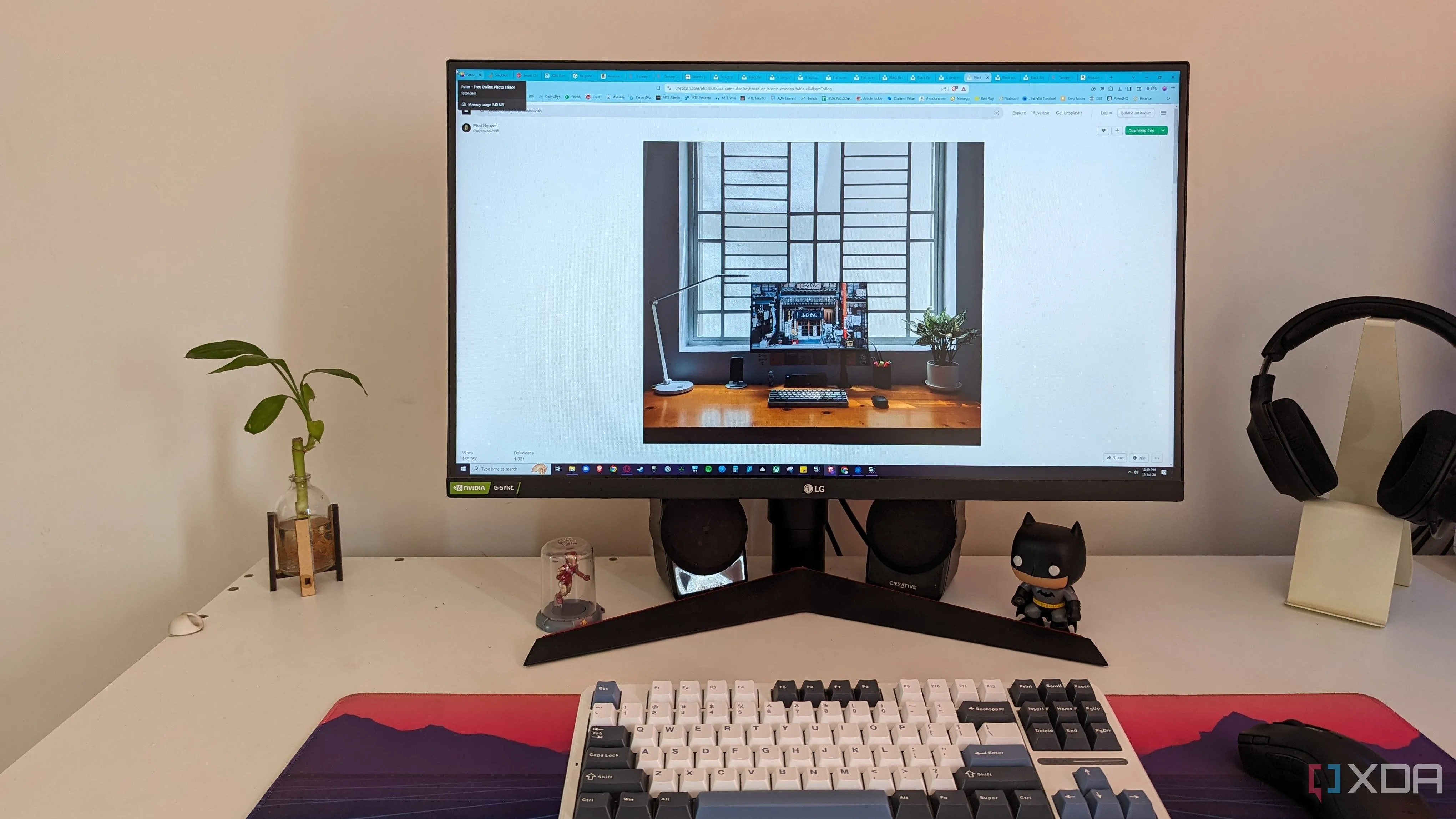 Bàn làm việc với máy tính PC, màn hình và cây xanh