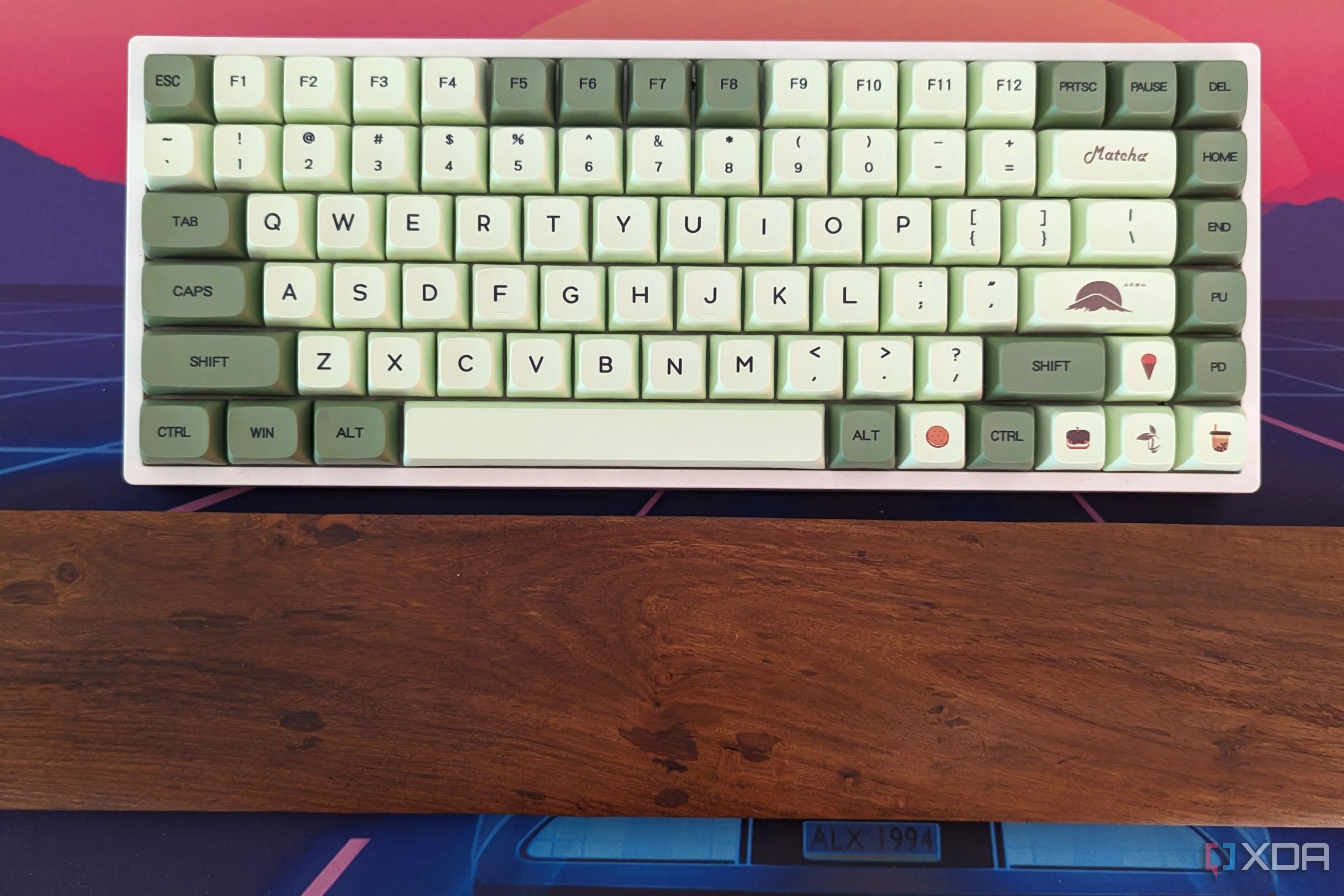 Bàn phím cơ RK84 với keycap tùy chỉnh và kê tay gỗ đơn giản