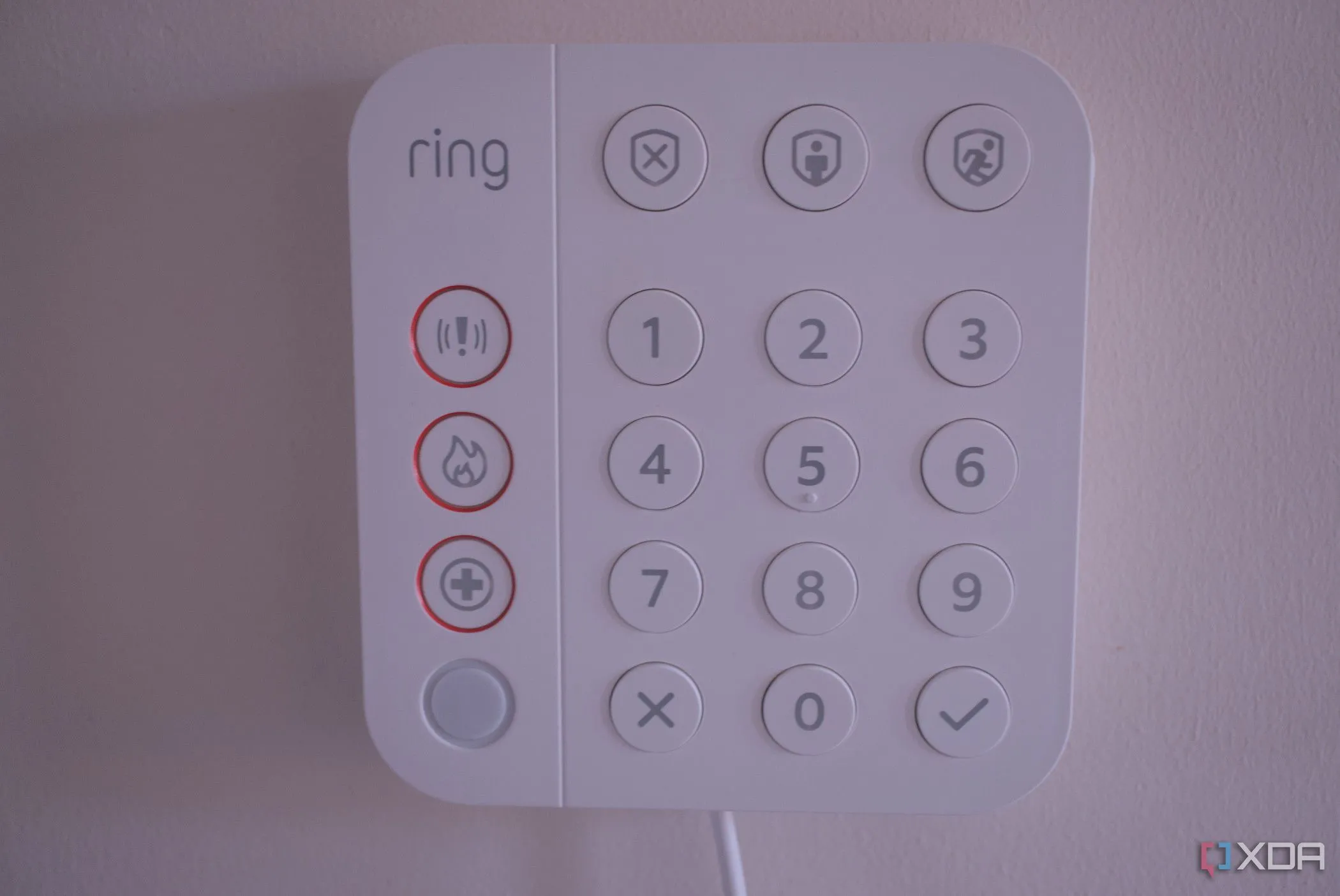 Bàn phím điều khiển hệ thống báo động Ring được lắp đặt trong nhà