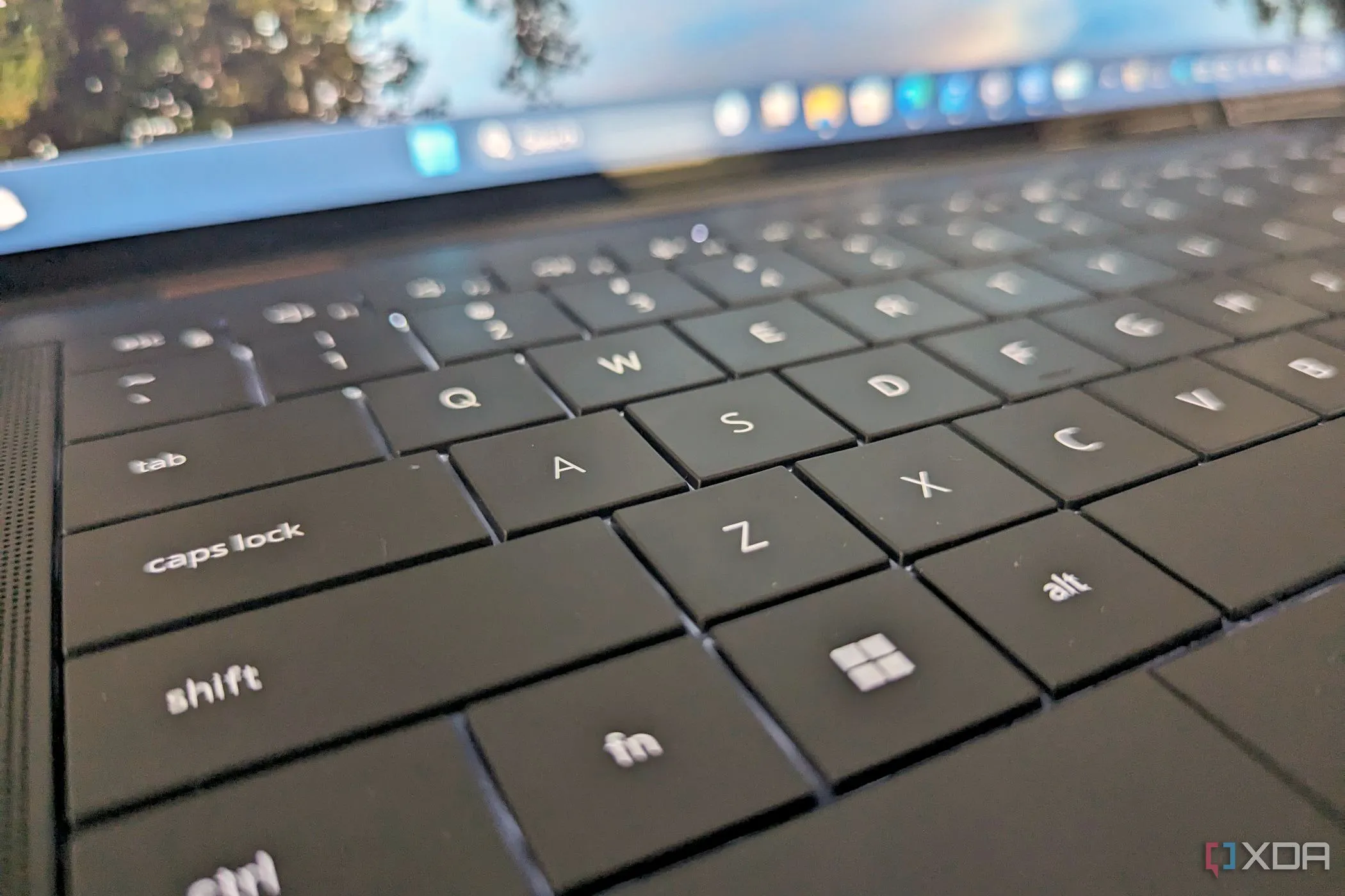 Bàn phím QWERTZ trên laptop Dell Latitude 9440 2-in-1