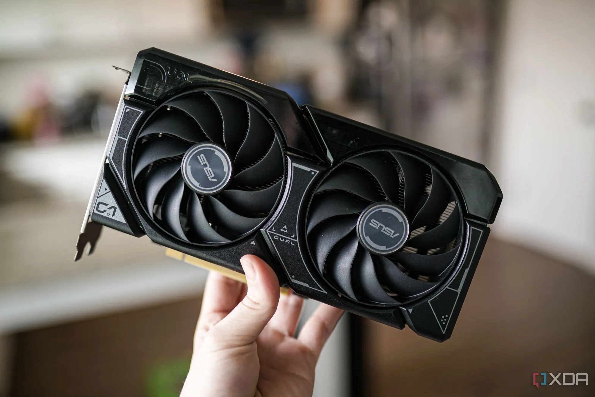 Bàn tay cầm card đồ họa NVIDIA RTX 4060, liên quan đến các vấn đề chất lượng phần cứng gần đây