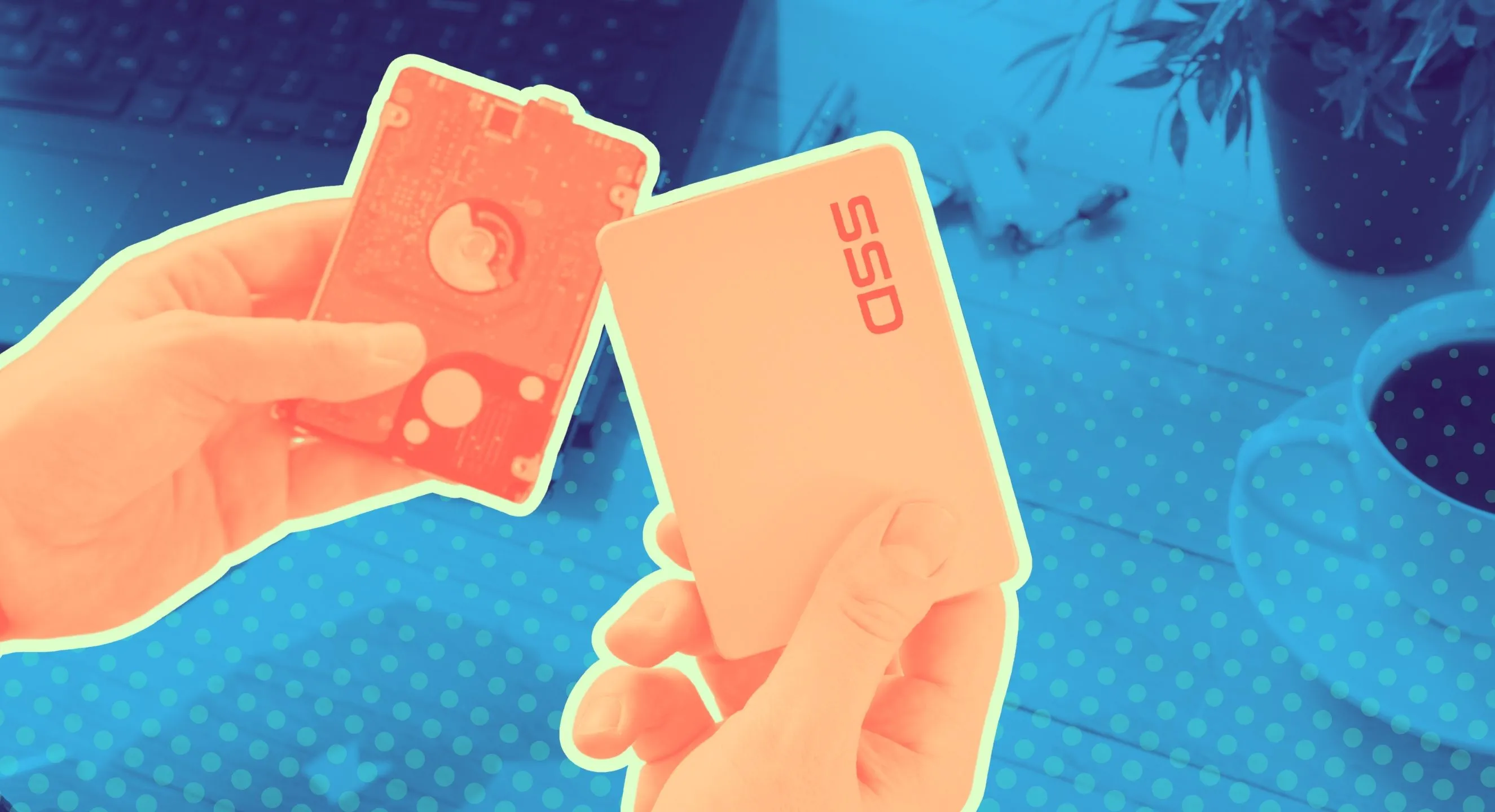 Bàn tay đang cầm một ổ SSD, tượng trưng cho tầm quan trọng của việc kiểm tra firmware và bảo trì SSD để tránh hao mòn