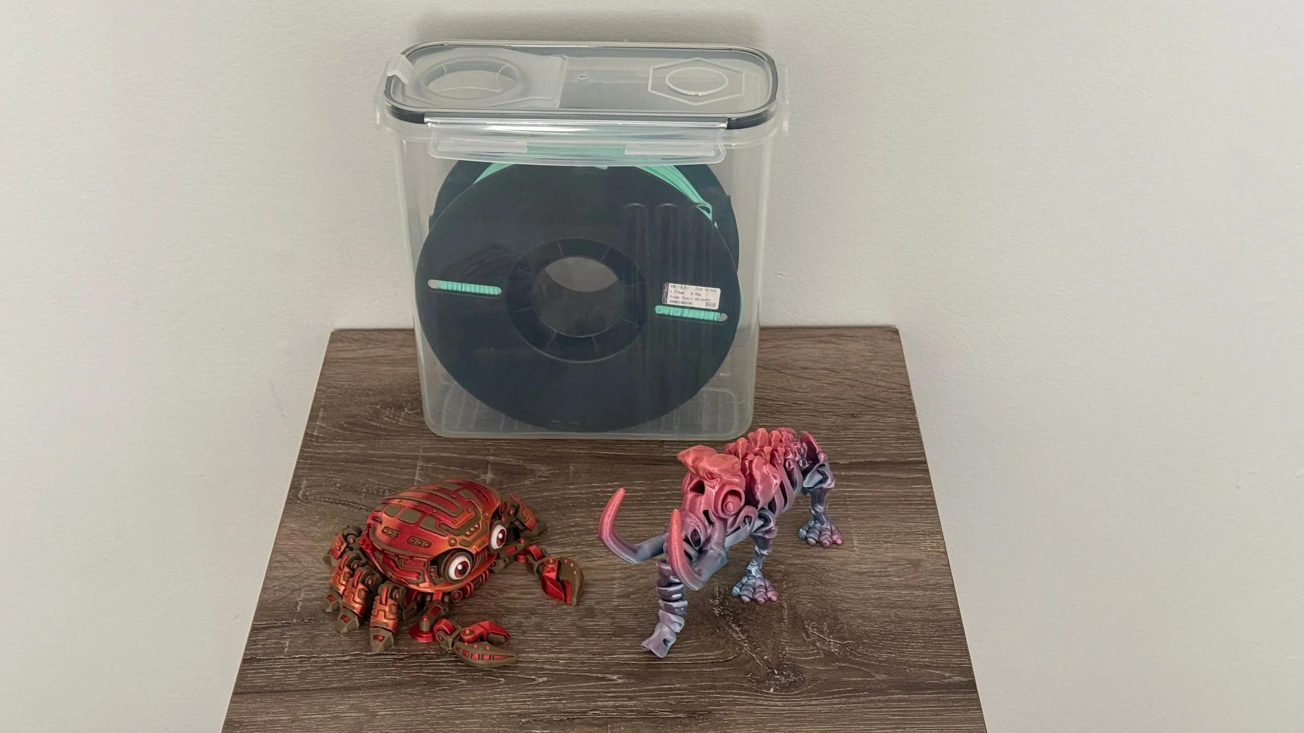 Bảo quản cuộn nhựa in 3D (filament) trong hộp kín kèm gói hút ẩm để tránh ẩm mốc