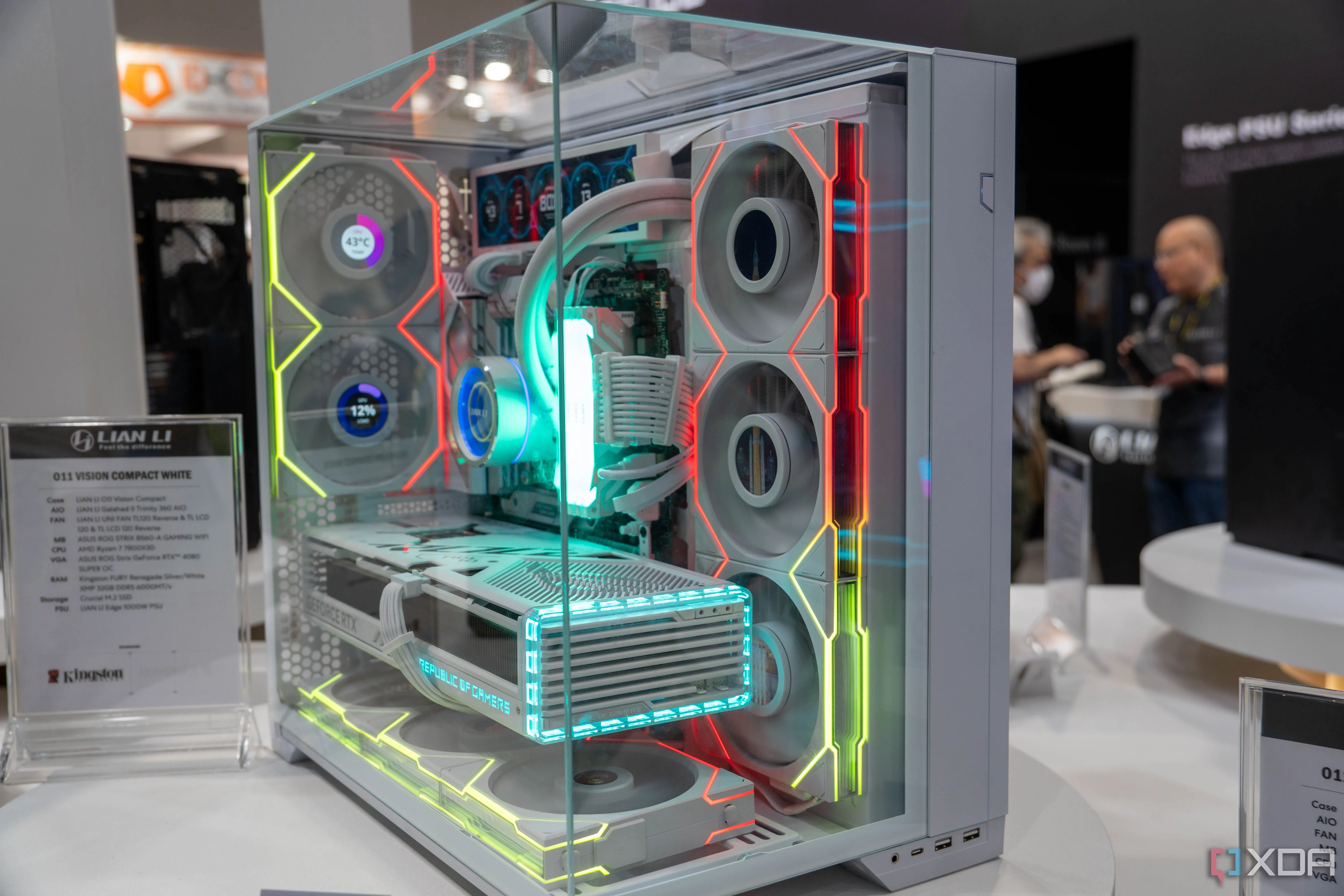 Bên trong case Lian Li 011 Vision với quạt tản nhiệt LED màu vàng, đỏ và xanh dương, thể hiện hệ thống làm mát PC hiệu quả