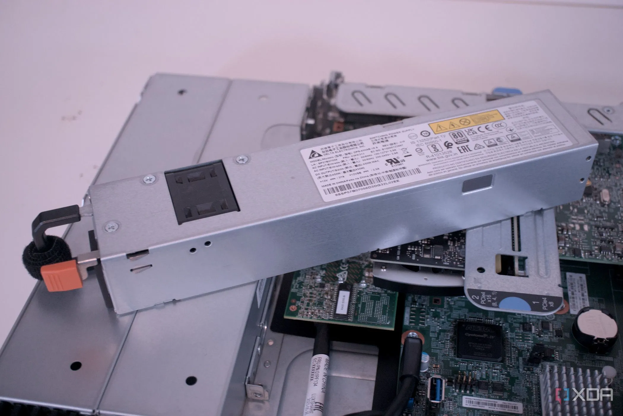 Bên trong máy chủ Lenovo ThinkServer SR250 V2 với bộ nguồn, thể hiện tầm quan trọng của nguồn điện ổn định cho home lab