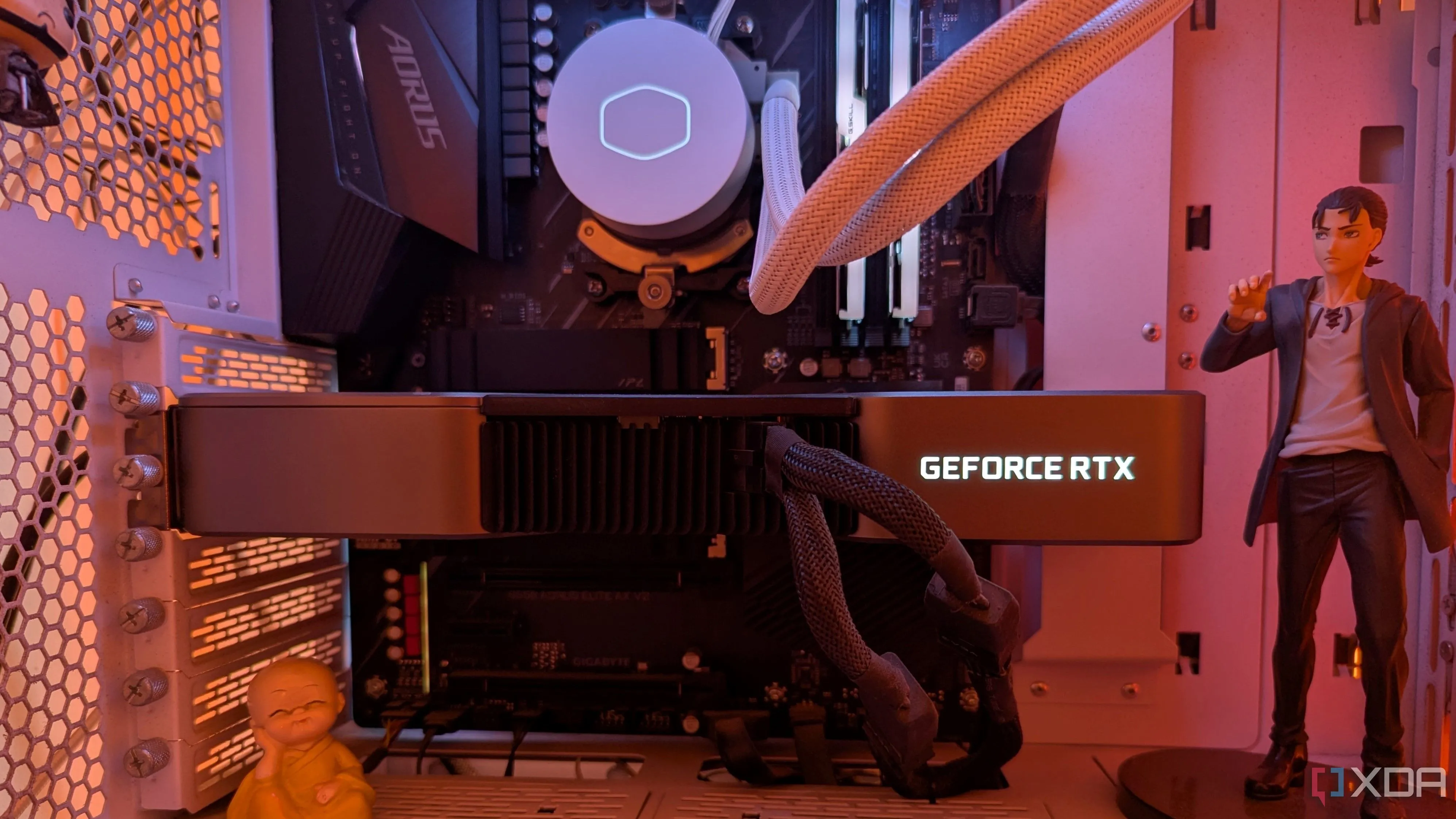 Bên trong một bộ PC gaming với card đồ họa Nvidia RTX 3080 và các tượng nhỏ trang trí, minh họa không gian lắp đặt GPU