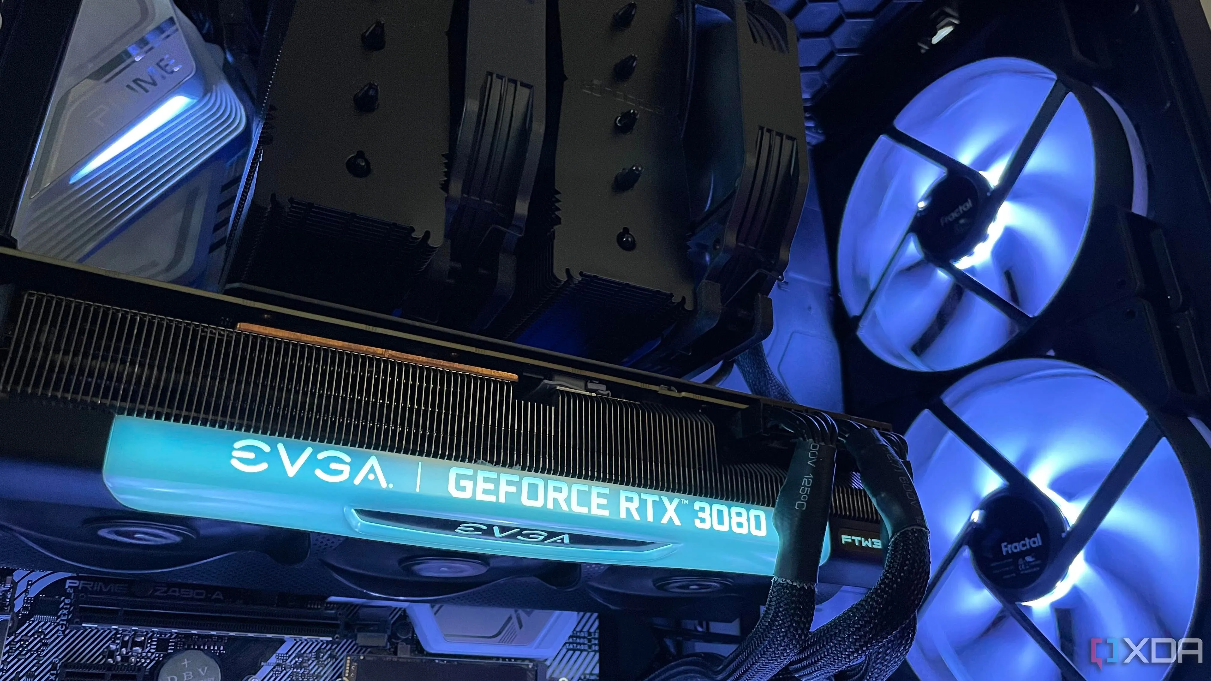 Bên trong một bộ PC gaming với tản nhiệt khí màu đen, card đồ họa EVGA RTX 3080 và quạt RGB lớn