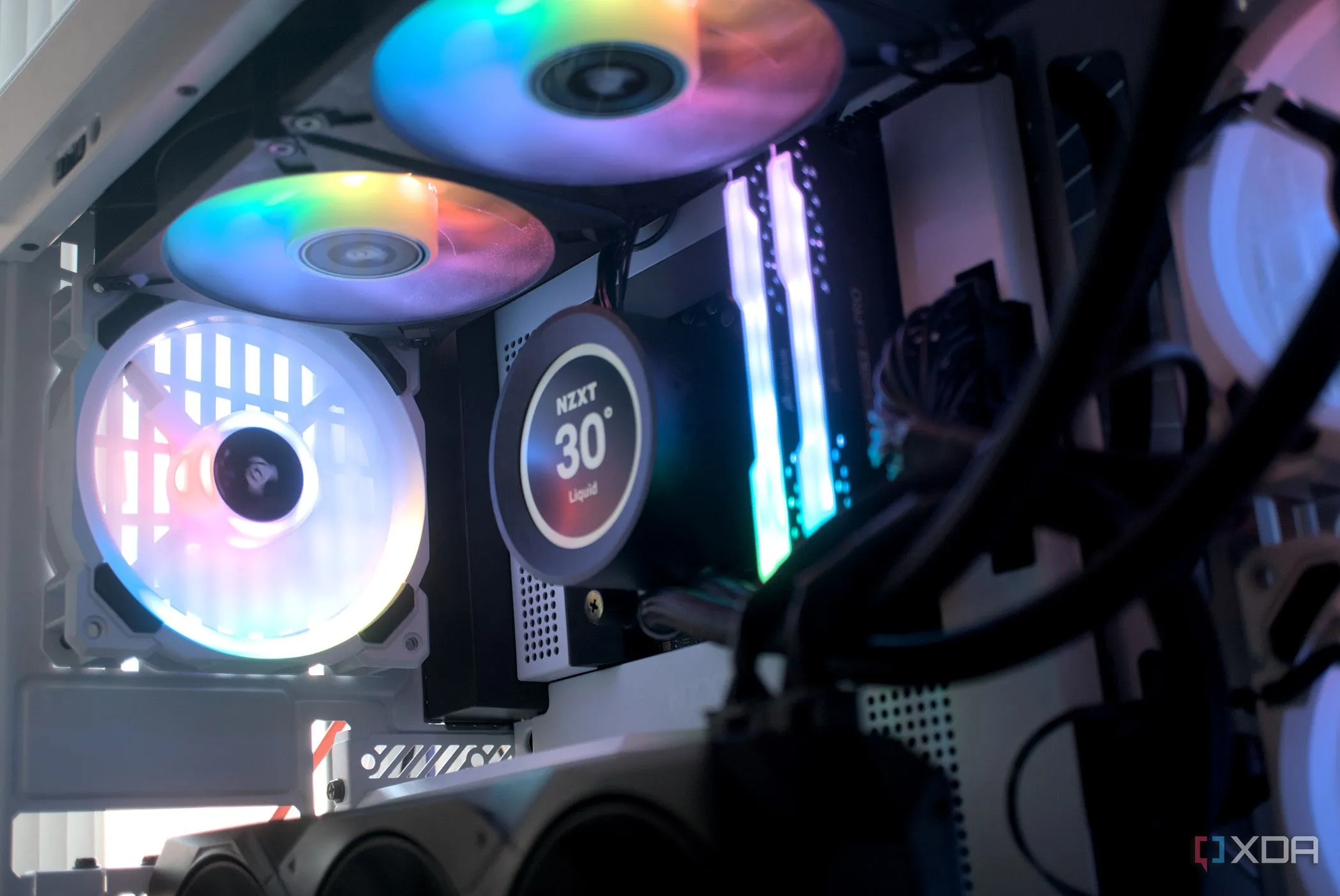 Bên trong vỏ case HYTE Y40 Snow White Edition với các linh kiện PC được lắp đặt, thể hiện tổng thể một bộ máy tính
