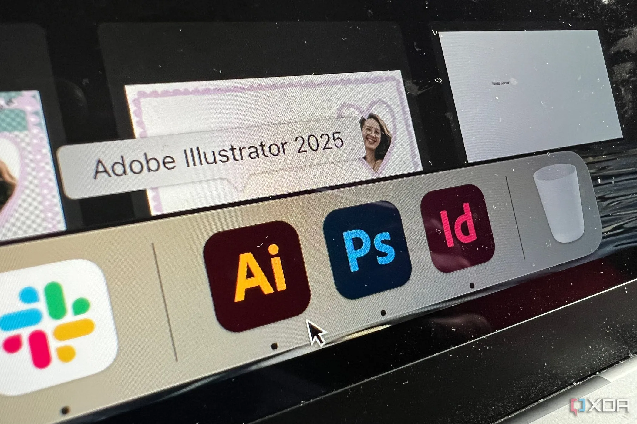 Biểu tượng các phần mềm thiết kế chuyên nghiệp của Adobe như Illustrator, Photoshop và InDesign