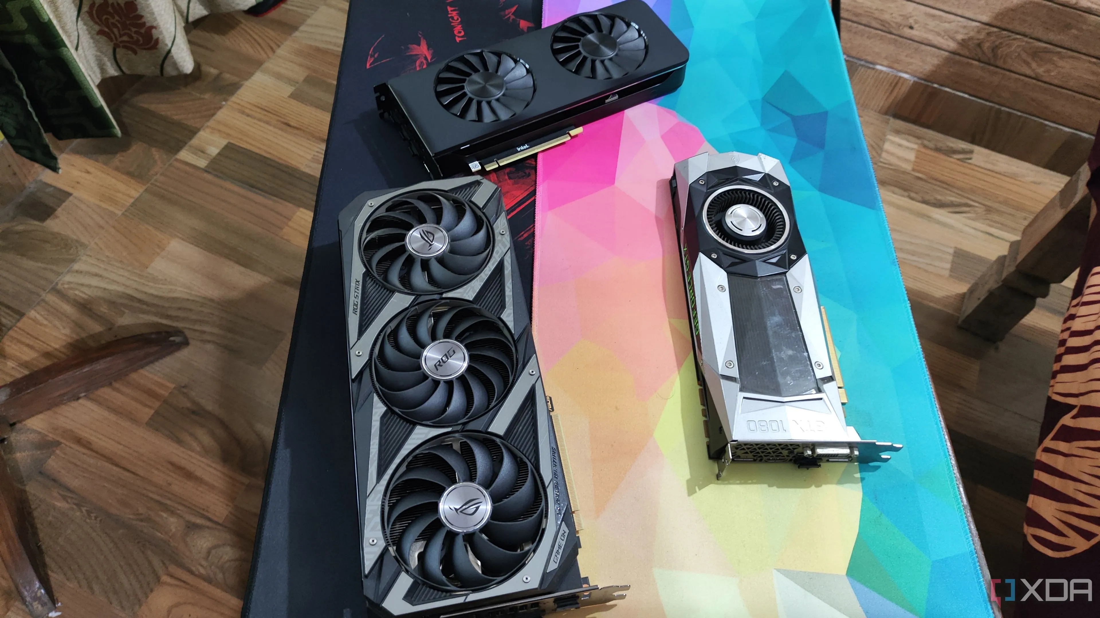 Bộ ba card đồ họa Intel Arc A750, ASUS ROG Strix RTX 3080 Ti và GTX 1080 Ti đặt cạnh nhau thể hiện sự đa dạng sản phẩm