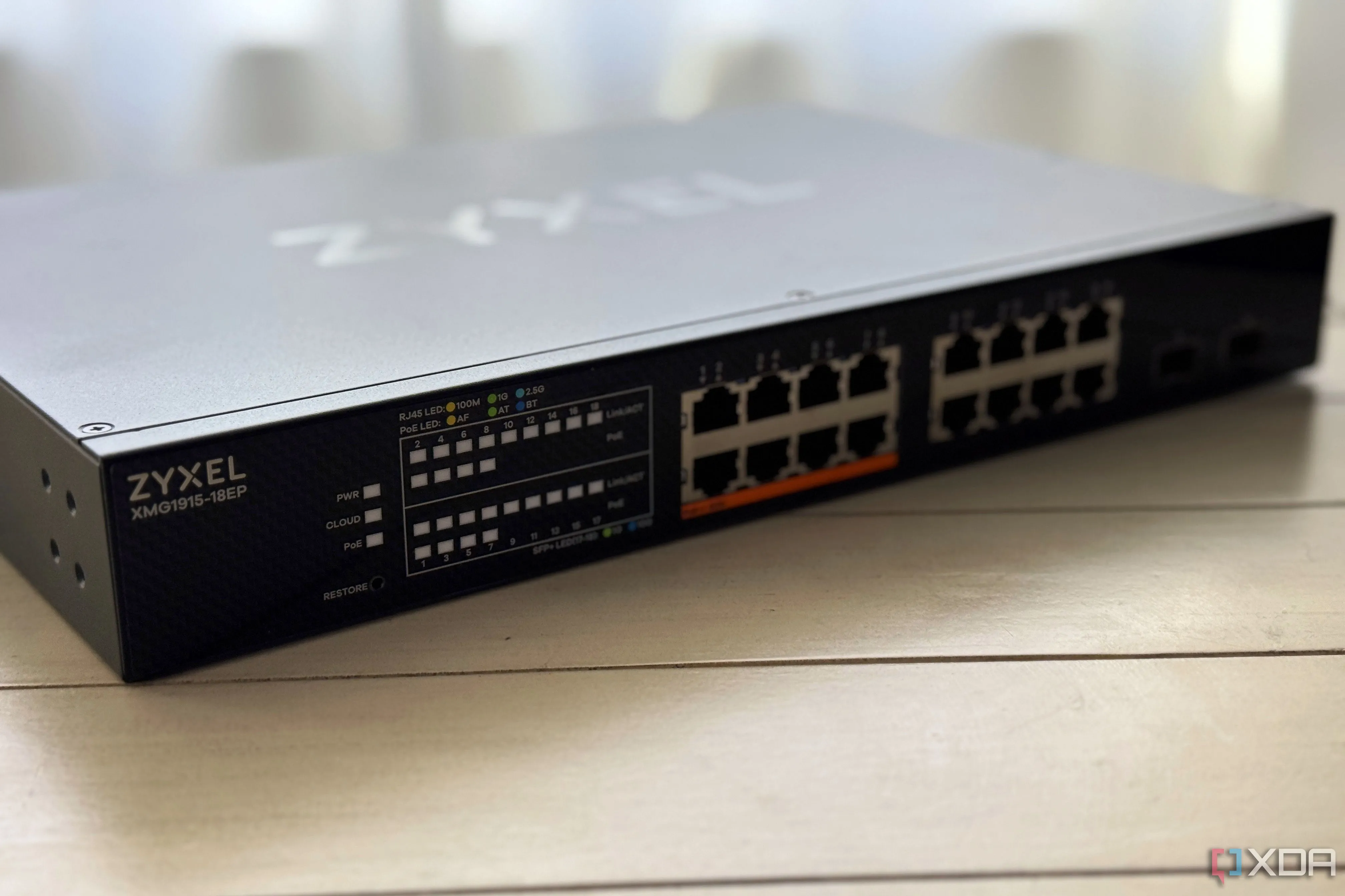 Bộ chuyển mạch mạng (managed switch) Zyxel XGM1915, tượng trưng cho việc quản lý mạng LAN và cấu hình Subnet trong Tailscale.