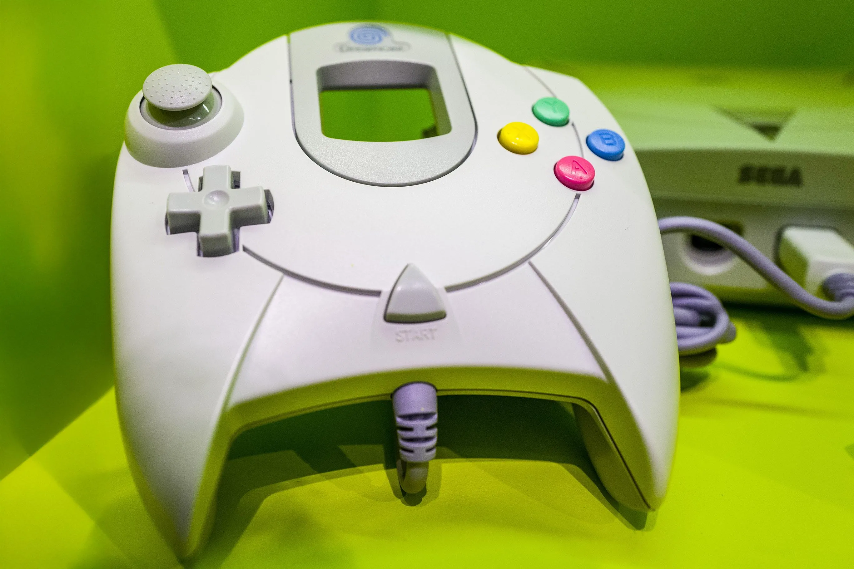 Bộ điều khiển Sega Dreamcast tích hợp Visual Memory Unit (VMU) độc đáo, mang lại trải nghiệm chơi game mới lạ cho người dùng